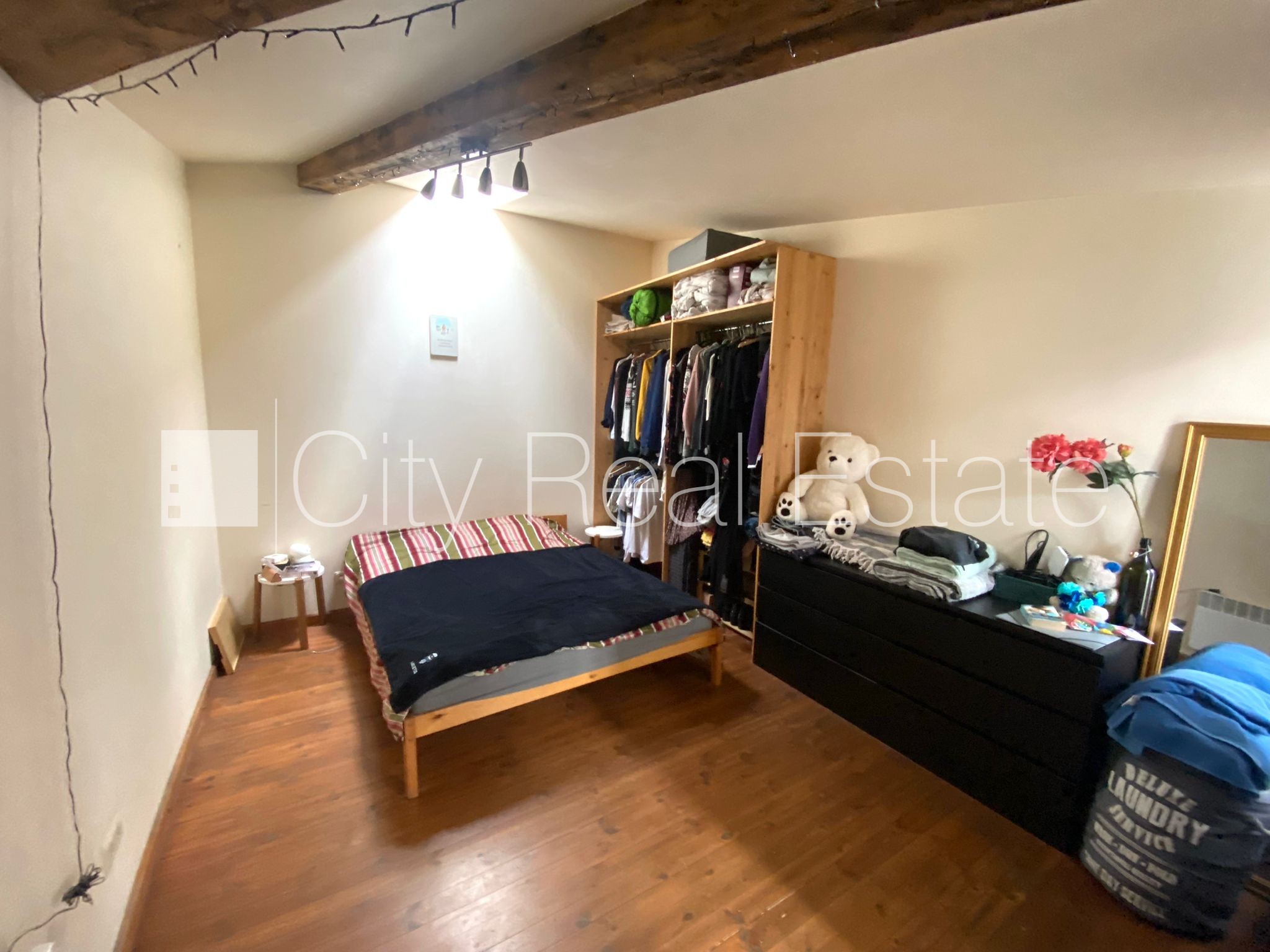 Sludinājumi. Renovēta māja, slēgts pagalms, mansards, kāpņu telpa pēc kosmētiskā remonta, logi vērsti mājas abās Cena: 119000 EUR Foto #2