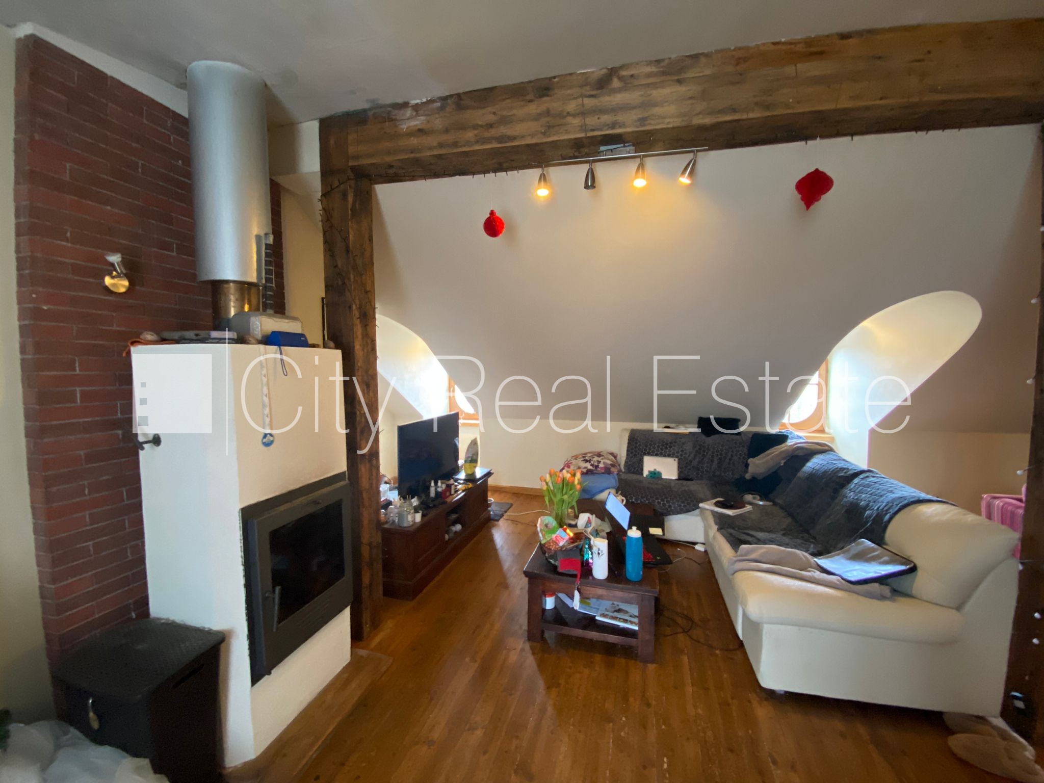 Sludinājumi. Renovēta māja, slēgts pagalms, mansards, kāpņu telpa pēc kosmētiskā remonta, logi vērsti mājas abās Cena: 119000 EUR Foto #1