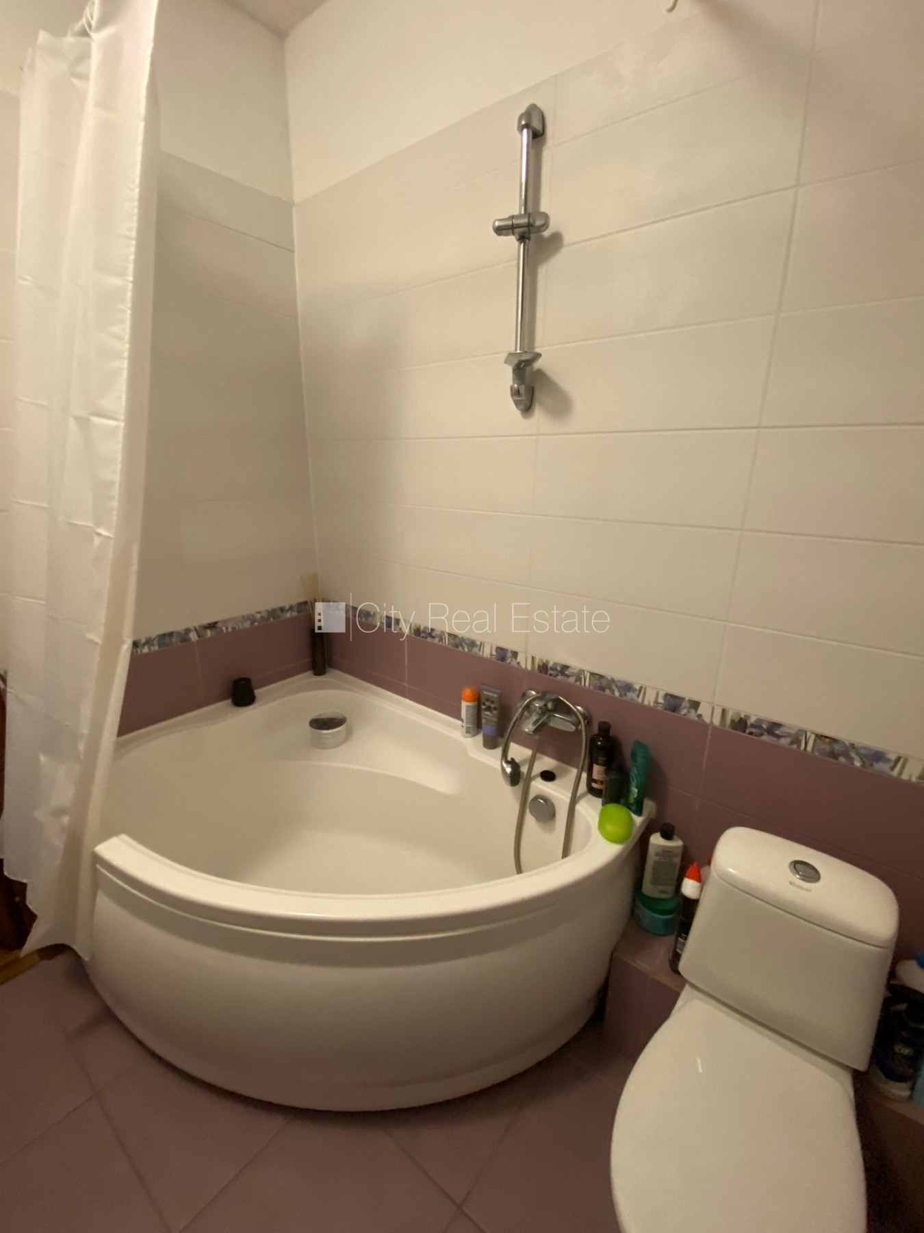 Sludinājumi. Renovēta māja, slēgts pagalms, mansards, kāpņu telpa pēc kosmētiskā remonta, logi vērsti mājas abās Cena: 119000 EUR Foto #7