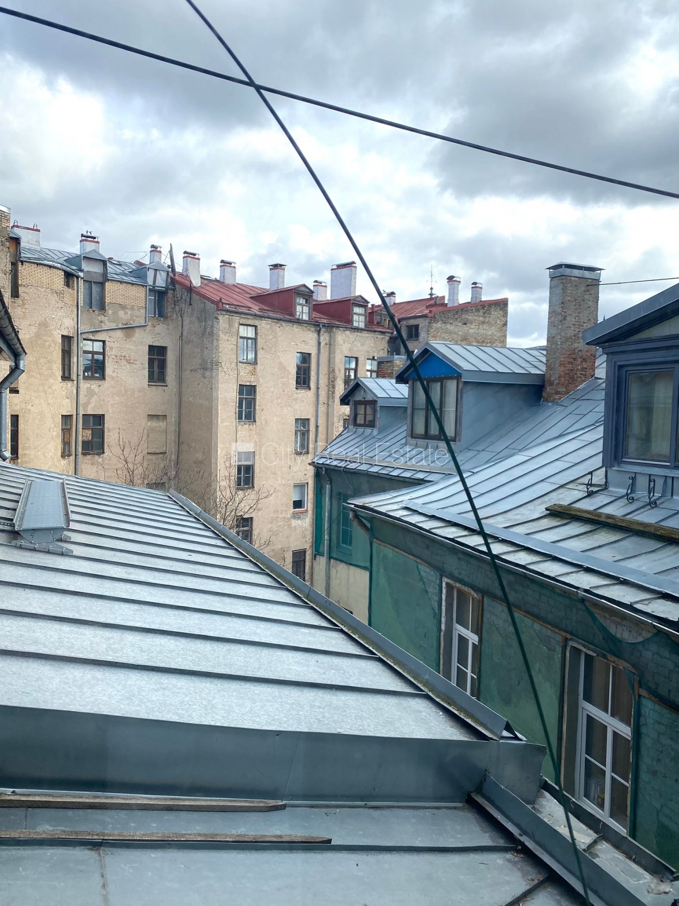 Sludinājumi. Renovēta māja, slēgts pagalms, mansards, kāpņu telpa pēc kosmētiskā remonta, logi vērsti mājas abās Cena: 119000 EUR Foto #10