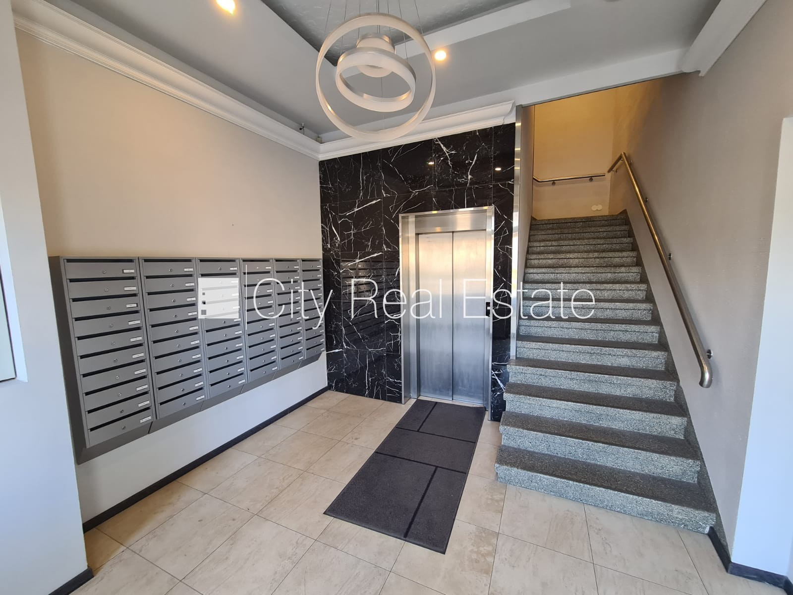 Sludinājumi. Jaunceltne, fasādes māja, slēgts pagalms, ieeja no ielas, ir lifts, kāpņu telpa pēc kapitālā Cena: 300 EUR/mēn Foto #18