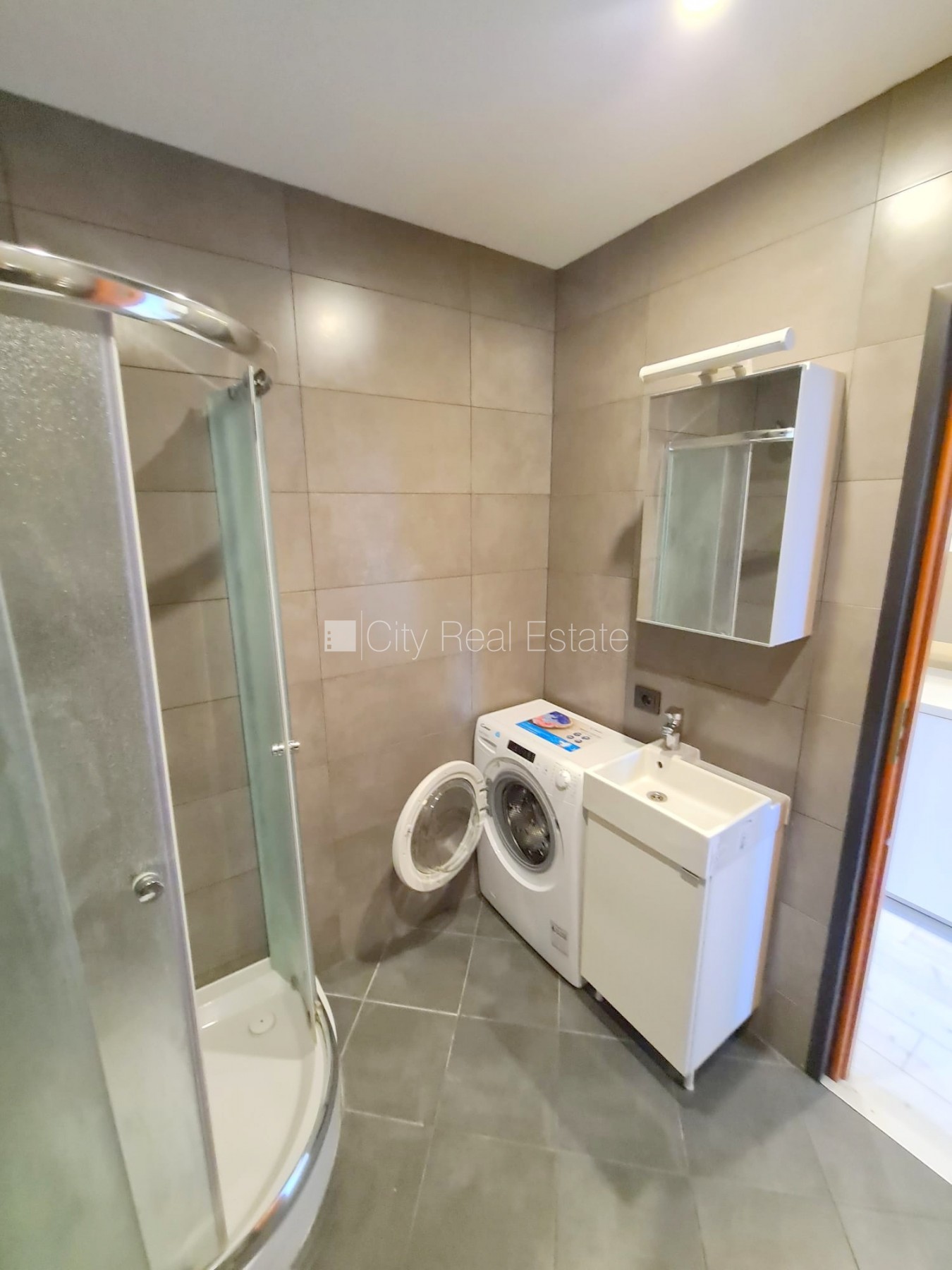 Sludinājumi. Jaunceltne, fasādes māja, slēgts pagalms, ieeja no ielas, ir lifts, kāpņu telpa pēc kapitālā Cena: 300 EUR/mēn Foto #13