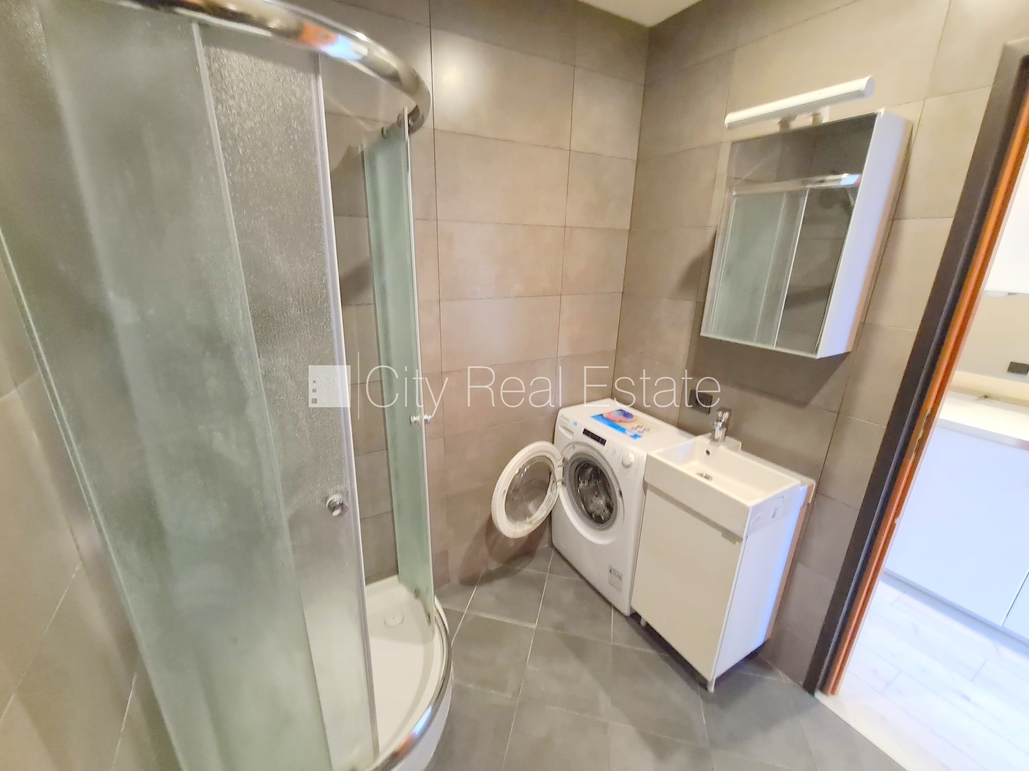 Sludinājumi. Jaunceltne, fasādes māja, slēgts pagalms, ieeja no ielas, ir lifts, kāpņu telpa pēc kapitālā Cena: 300 EUR/mēn Foto #12