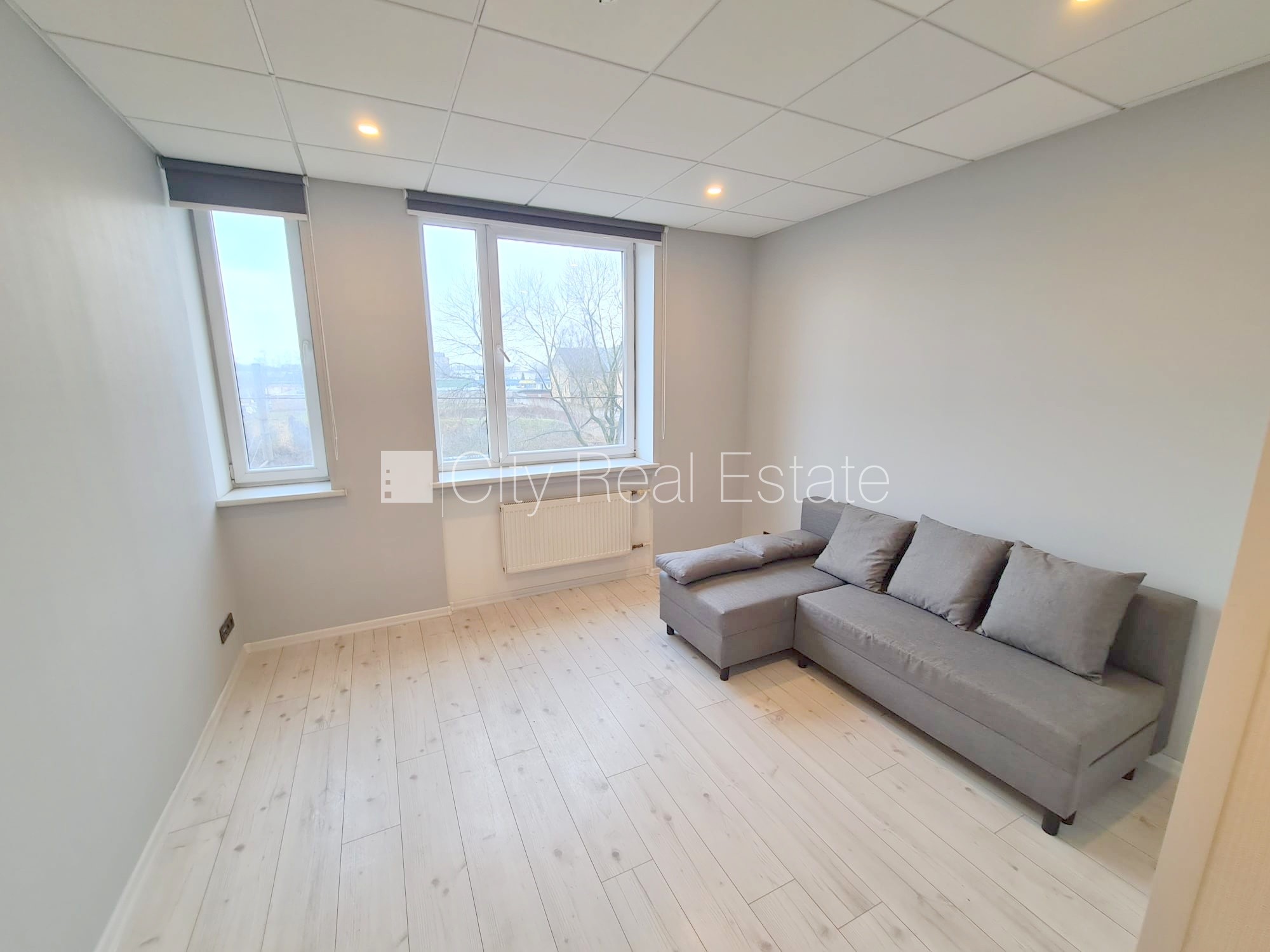 Sludinājumi. Jaunceltne, fasādes māja, slēgts pagalms, ieeja no ielas, ir lifts, kāpņu telpa pēc kapitālā Cena: 300 EUR/mēn Foto #2