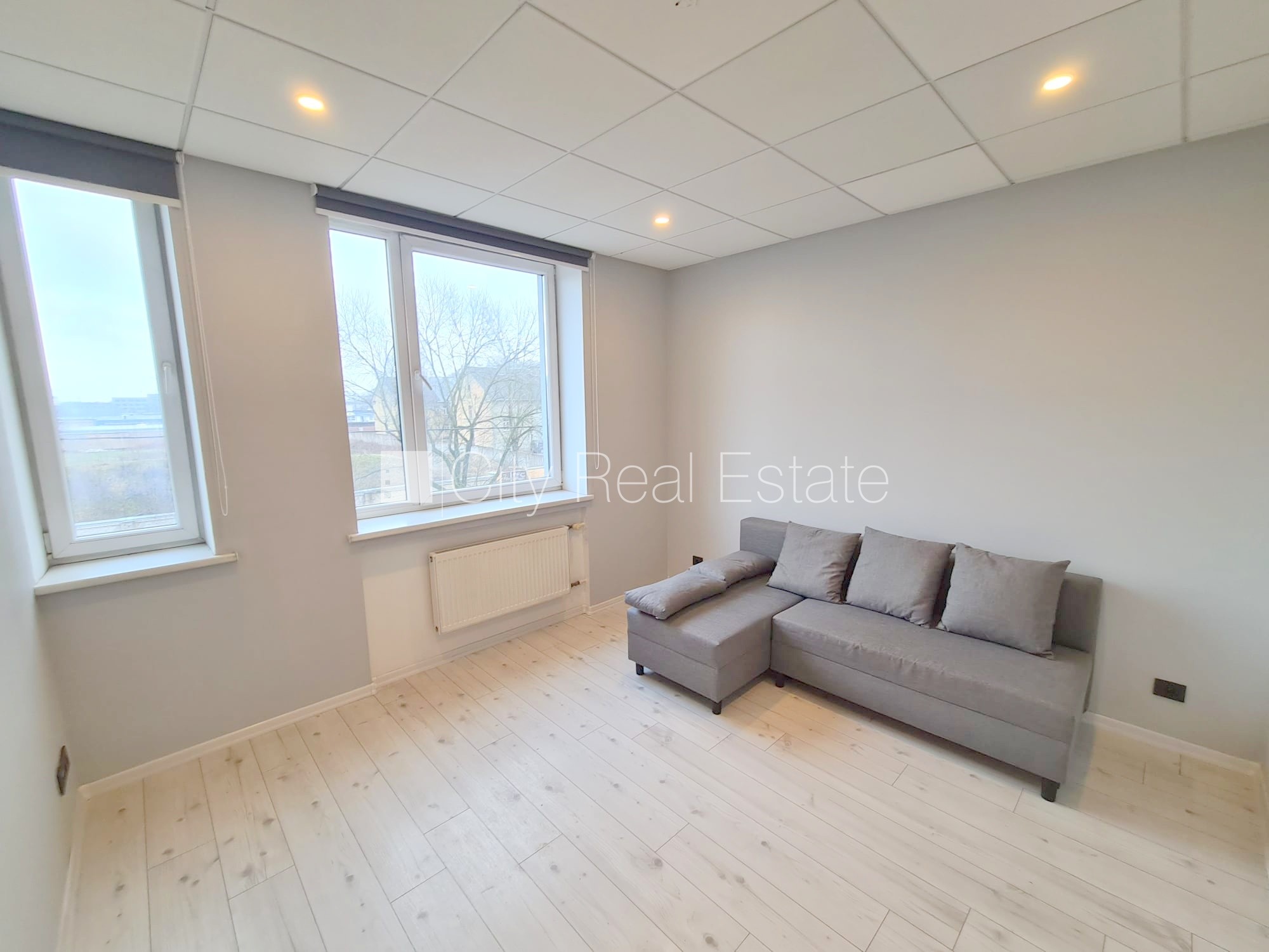 Sludinājumi. Jaunceltne, fasādes māja, slēgts pagalms, ieeja no ielas, ir lifts, kāpņu telpa pēc kapitālā Cena: 300 EUR/mēn Foto #1