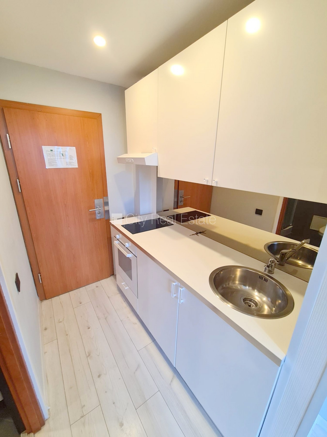 Sludinājumi. Jaunceltne, fasādes māja, slēgts pagalms, ieeja no ielas, ir lifts, kāpņu telpa pēc kapitālā Cena: 300 EUR/mēn Foto #7