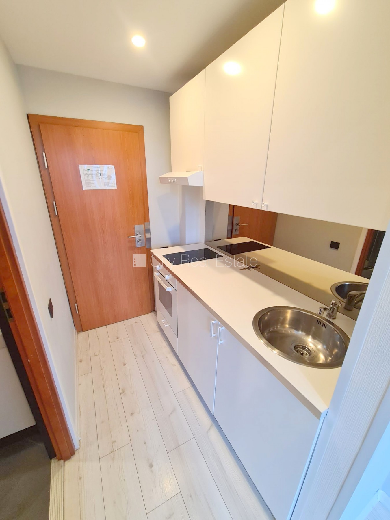 Sludinājumi. Jaunceltne, fasādes māja, slēgts pagalms, ieeja no ielas, ir lifts, kāpņu telpa pēc kapitālā Cena: 300 EUR/mēn Foto #9