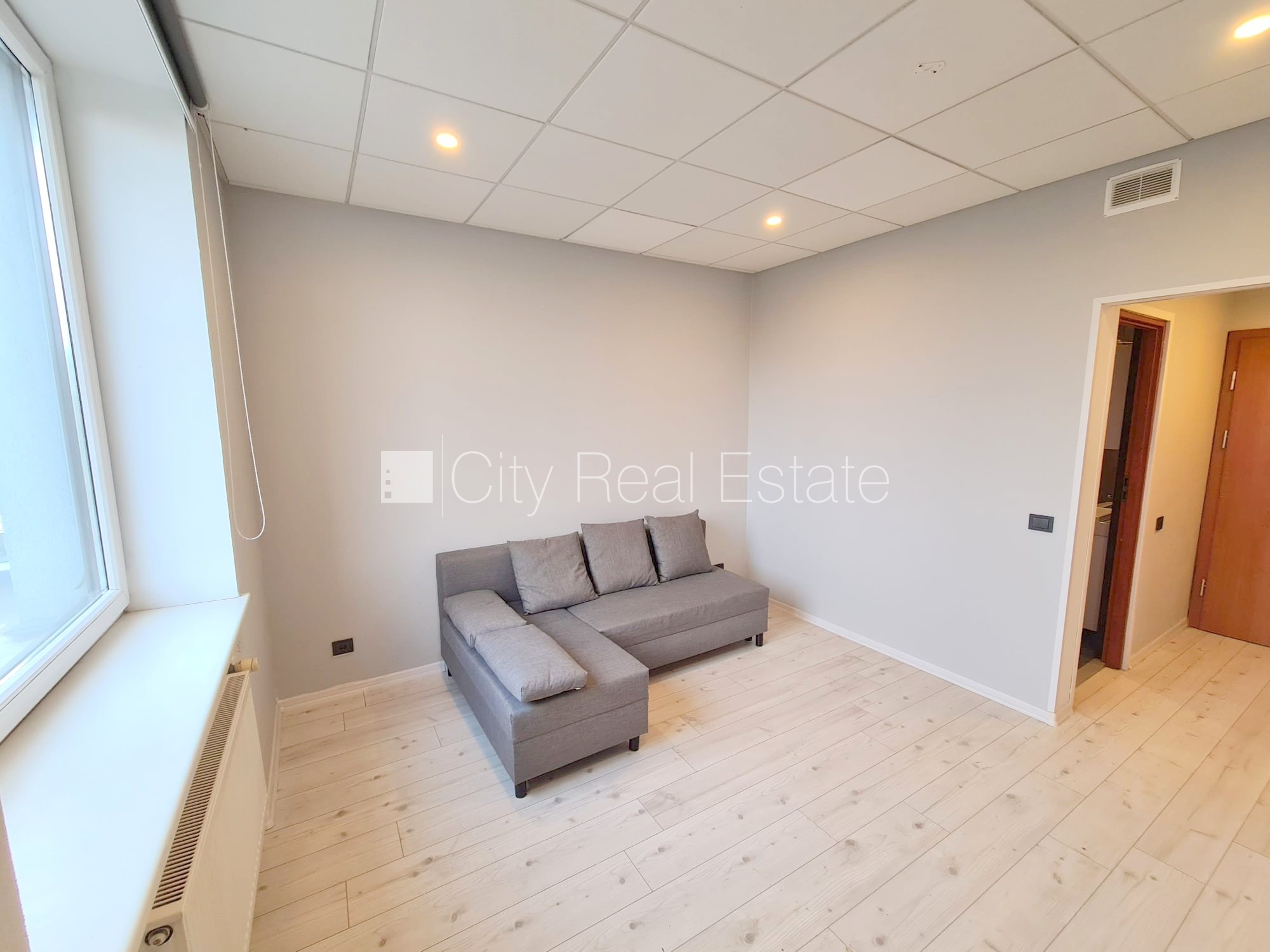 Sludinājumi. Jaunceltne, fasādes māja, slēgts pagalms, ieeja no ielas, ir lifts, kāpņu telpa pēc kapitālā Cena: 300 EUR/mēn Foto #3