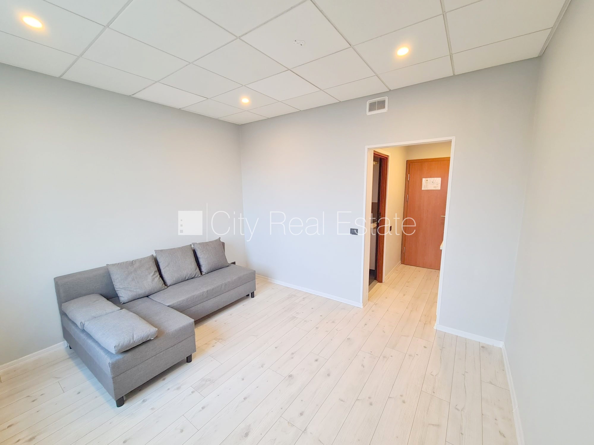 Sludinājumi. Jaunceltne, fasādes māja, slēgts pagalms, ieeja no ielas, ir lifts, kāpņu telpa pēc kapitālā Cena: 300 EUR/mēn Foto #4