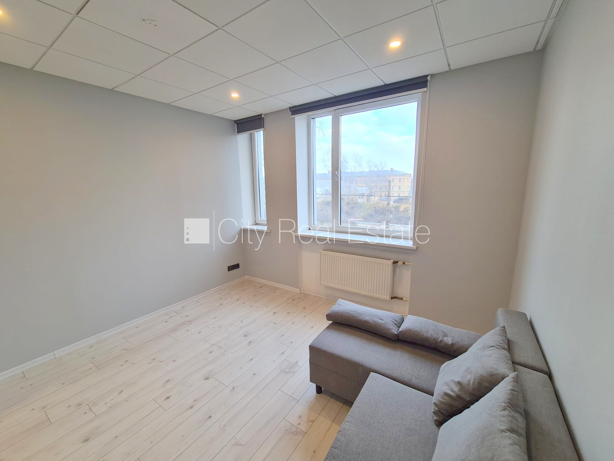 Sludinājumi. Jaunceltne, fasādes māja, slēgts pagalms, ieeja no ielas, ir lifts, kāpņu telpa pēc kapitālā Cena: 300 EUR/mēn Foto #6