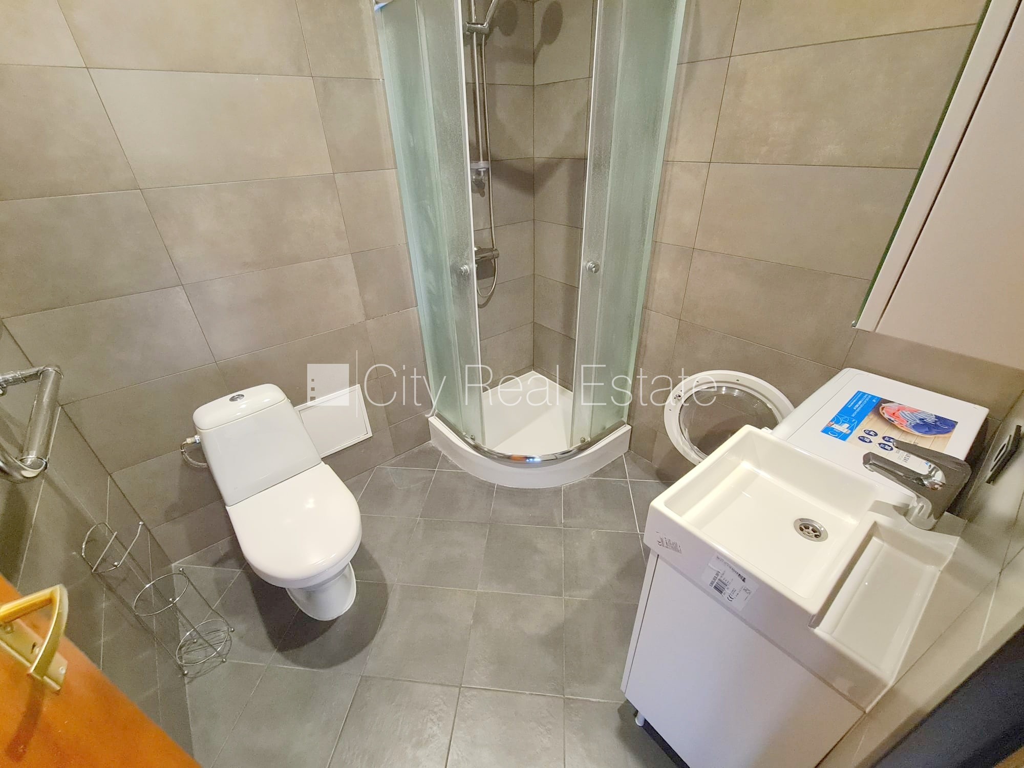 Sludinājumi. Jaunceltne, fasādes māja, slēgts pagalms, ieeja no ielas, ir lifts, kāpņu telpa pēc kapitālā Cena: 300 EUR/mēn Foto #10