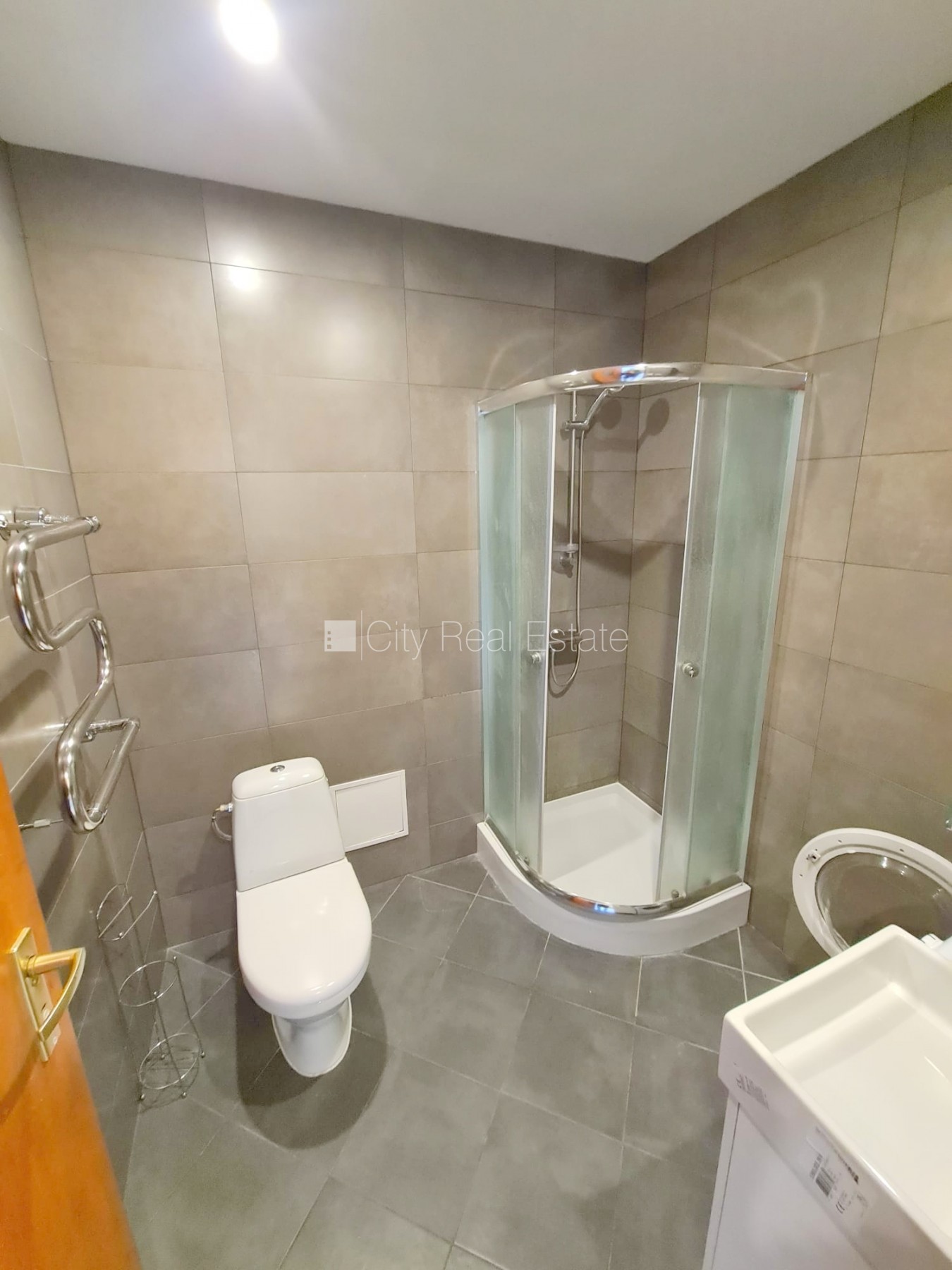 Sludinājumi. Jaunceltne, fasādes māja, slēgts pagalms, ieeja no ielas, ir lifts, kāpņu telpa pēc kapitālā Cena: 300 EUR/mēn Foto #11