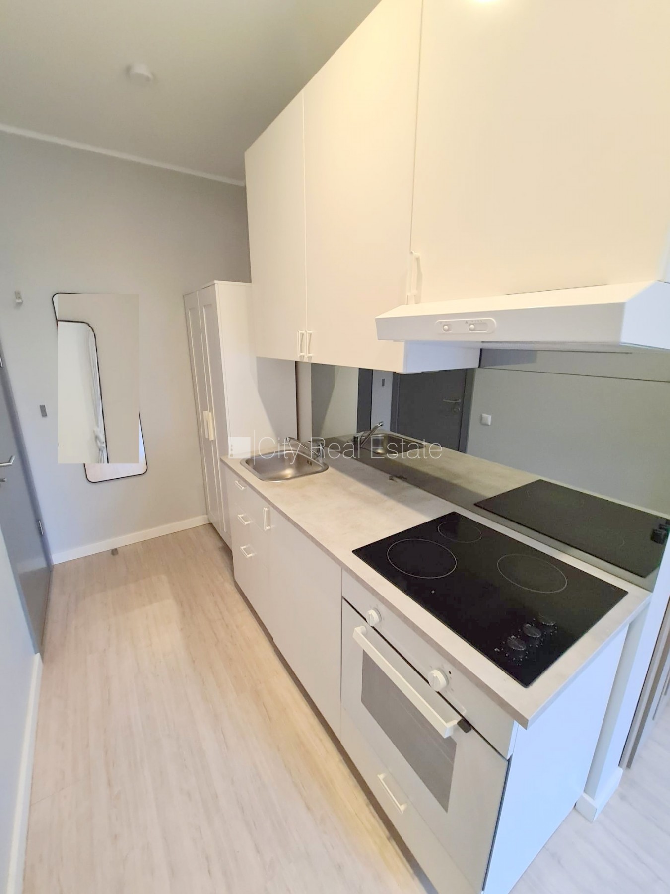 Sludinājumi. Fasādes māja, renovēta māja, slēgts pagalms, ieeja no ielas, kāpņu telpa pēc kapitālā remonta, logi Cena: 300 EUR/mēn Foto #7