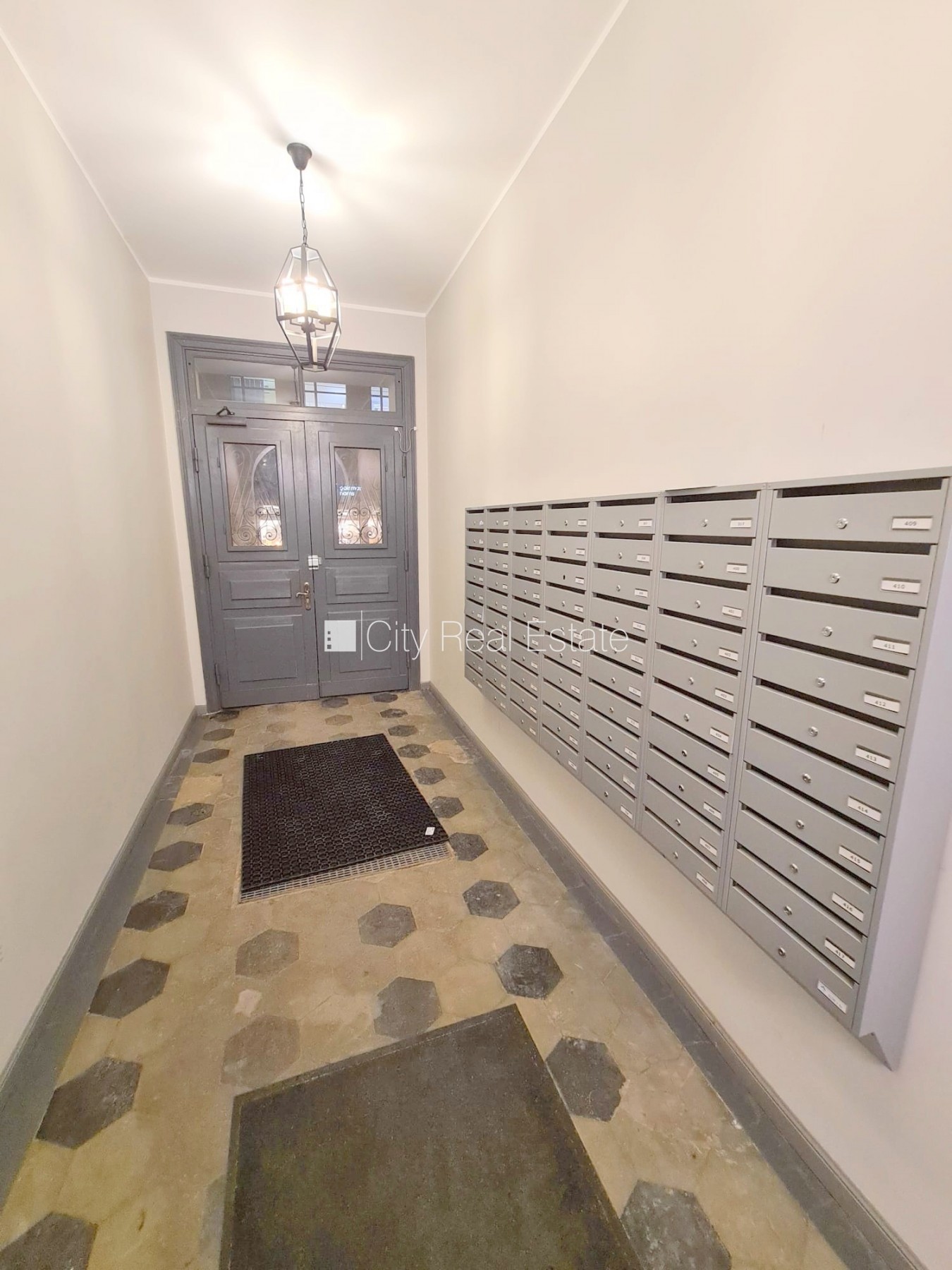 Sludinājumi. Fasādes māja, renovēta māja, slēgts pagalms, ieeja no ielas, kāpņu telpa pēc kapitālā remonta, logi Cena: 300 EUR/mēn Foto #16