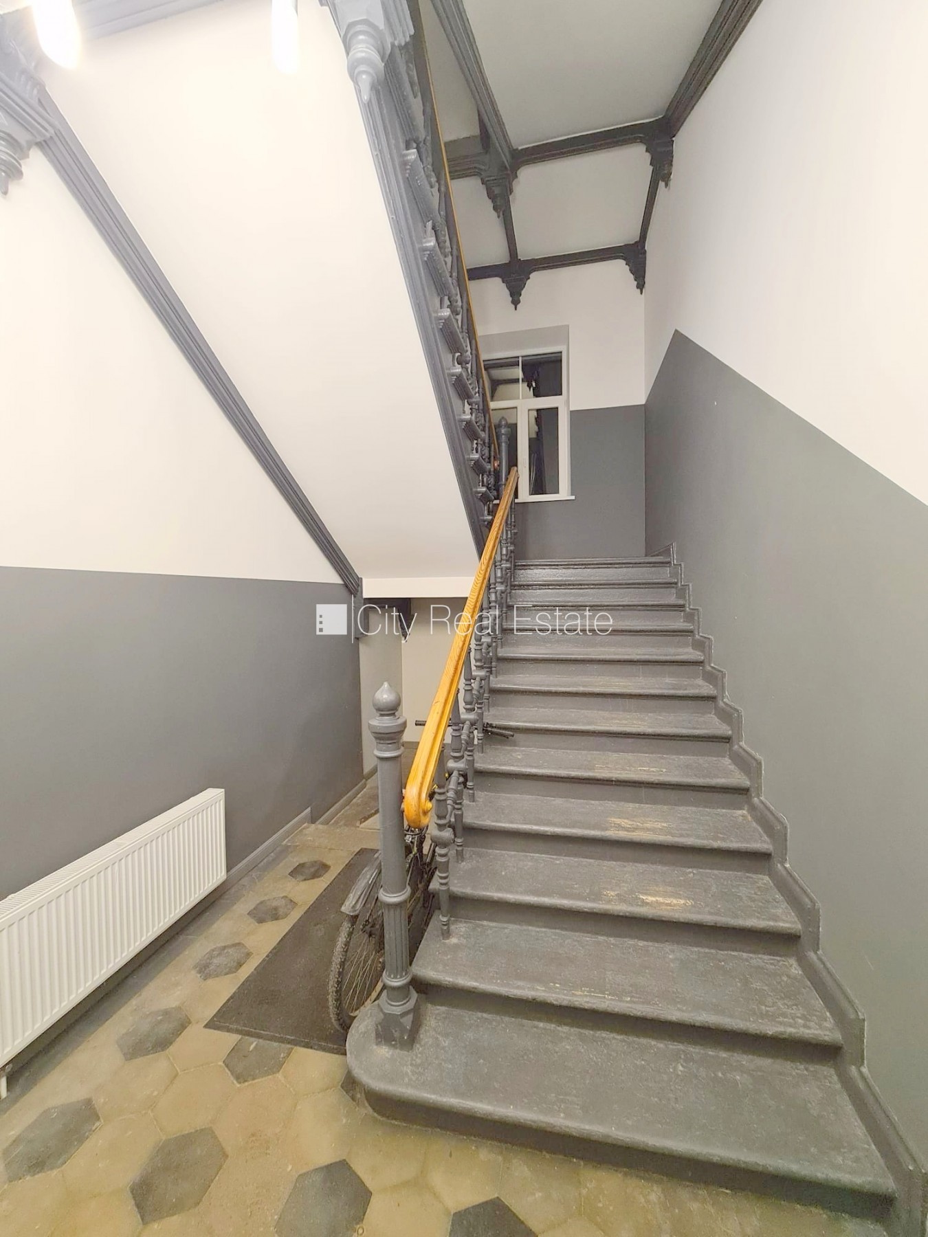 Sludinājumi. Fasādes māja, renovēta māja, slēgts pagalms, ieeja no ielas, kāpņu telpa pēc kapitālā remonta, logi Cena: 300 EUR/mēn Foto #14