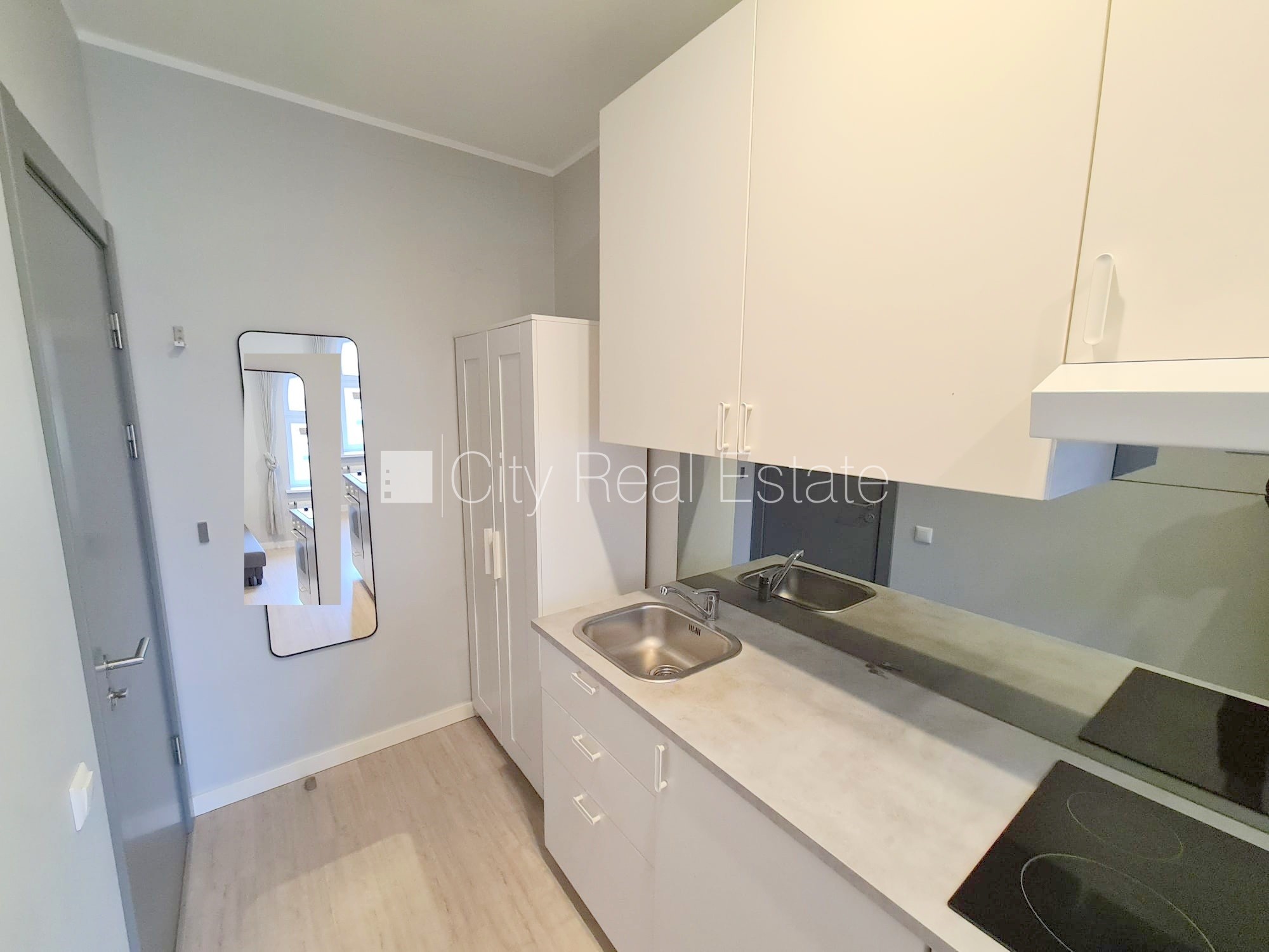 Sludinājumi. Fasādes māja, renovēta māja, slēgts pagalms, ieeja no ielas, kāpņu telpa pēc kapitālā remonta, logi Cena: 300 EUR/mēn Foto #10