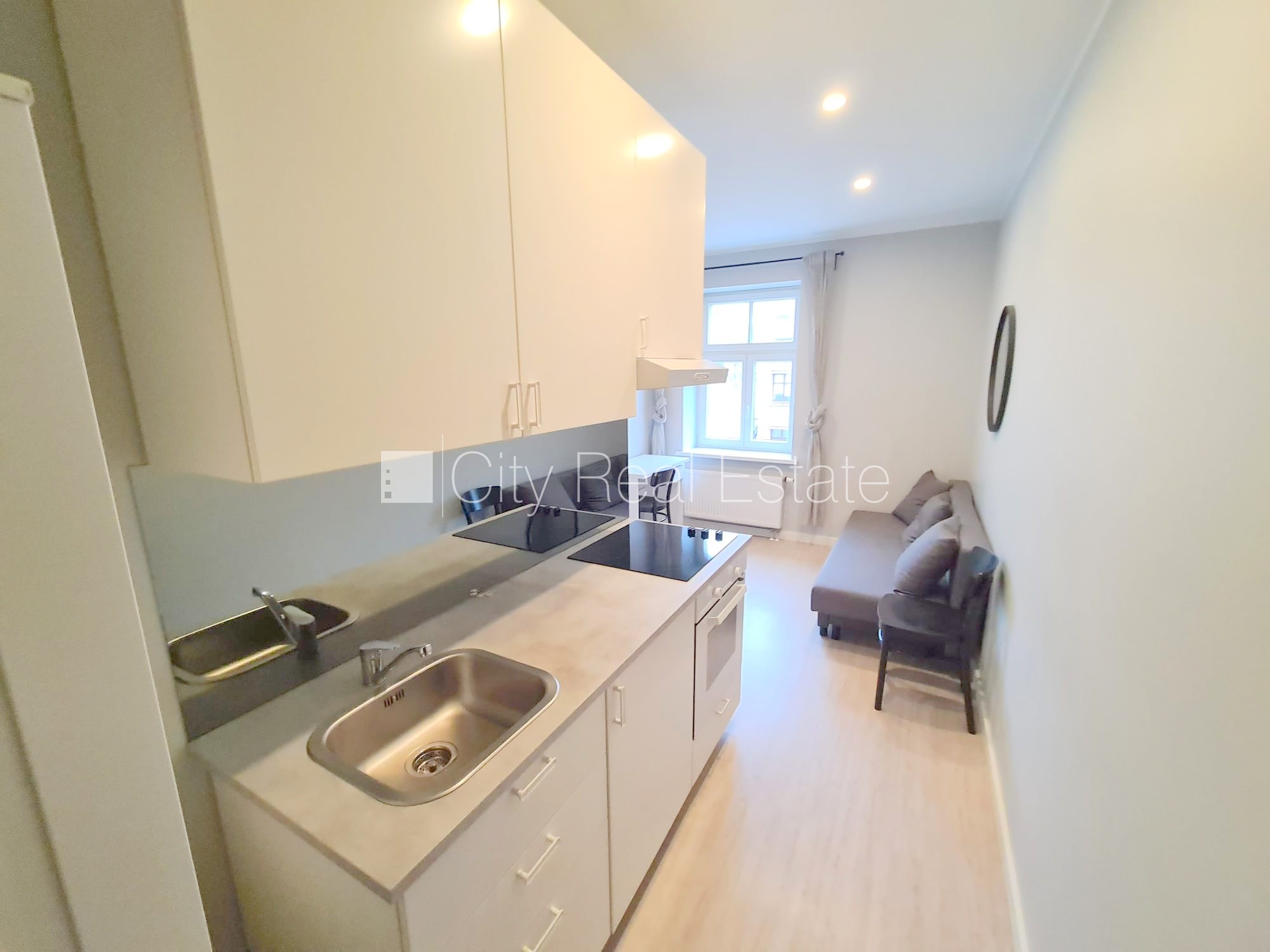 Sludinājumi. Fasādes māja, renovēta māja, slēgts pagalms, ieeja no ielas, kāpņu telpa pēc kapitālā remonta, logi Cena: 300 EUR/mēn Foto #8