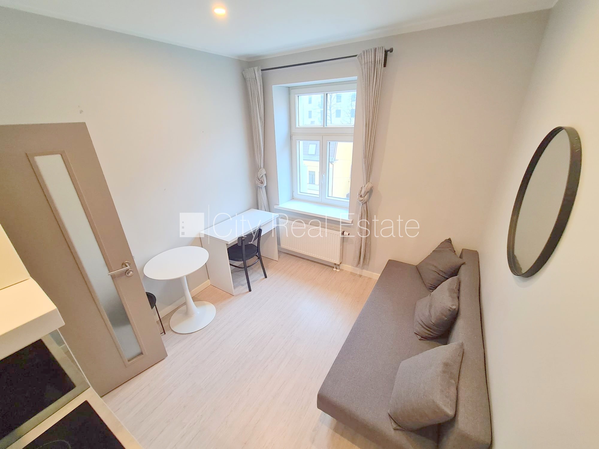 Sludinājumi. Fasādes māja, renovēta māja, slēgts pagalms, ieeja no ielas, kāpņu telpa pēc kapitālā remonta, logi Cena: 300 EUR/mēn Foto #1