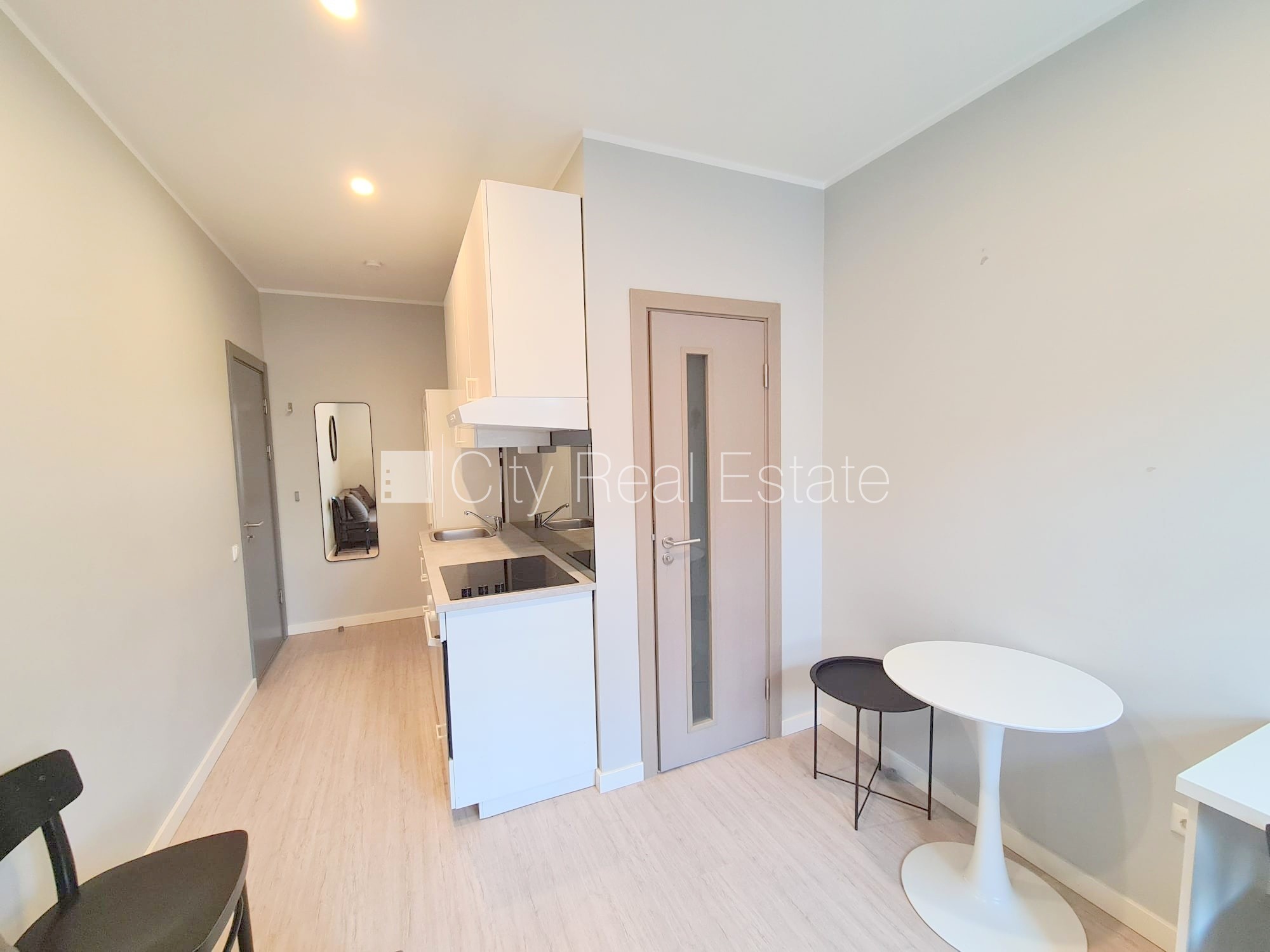 Sludinājumi. Fasādes māja, renovēta māja, slēgts pagalms, ieeja no ielas, kāpņu telpa pēc kapitālā remonta, logi Cena: 300 EUR/mēn Foto #6