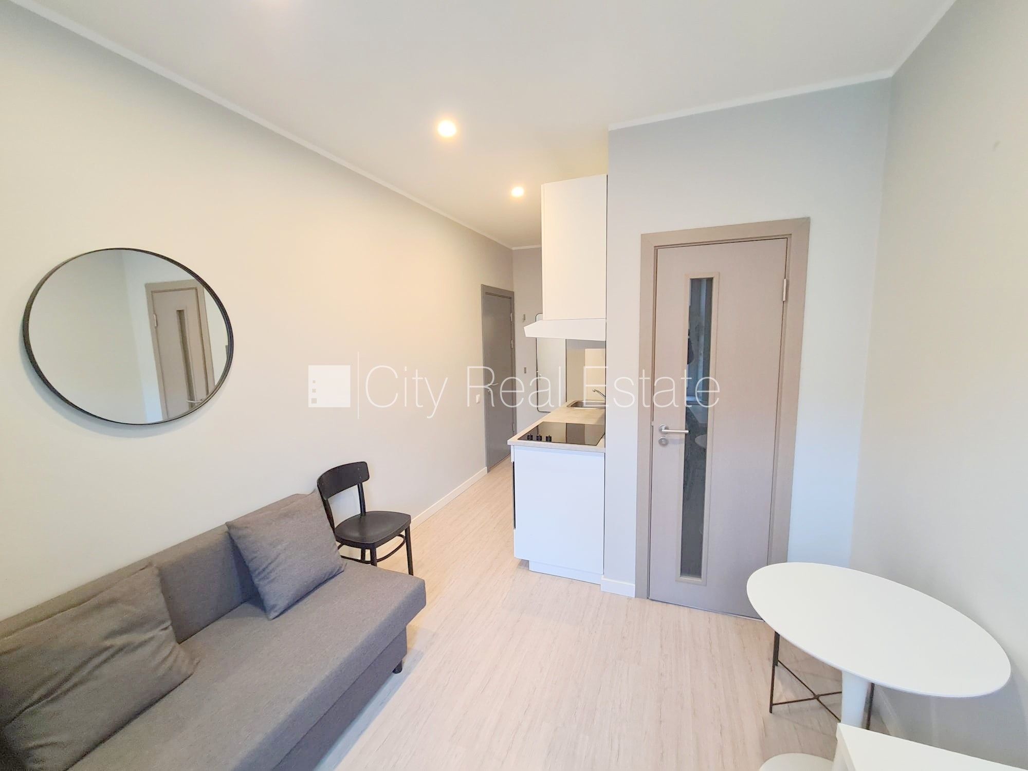 Sludinājumi. Fasādes māja, renovēta māja, slēgts pagalms, ieeja no ielas, kāpņu telpa pēc kapitālā remonta, logi Cena: 300 EUR/mēn Foto #11