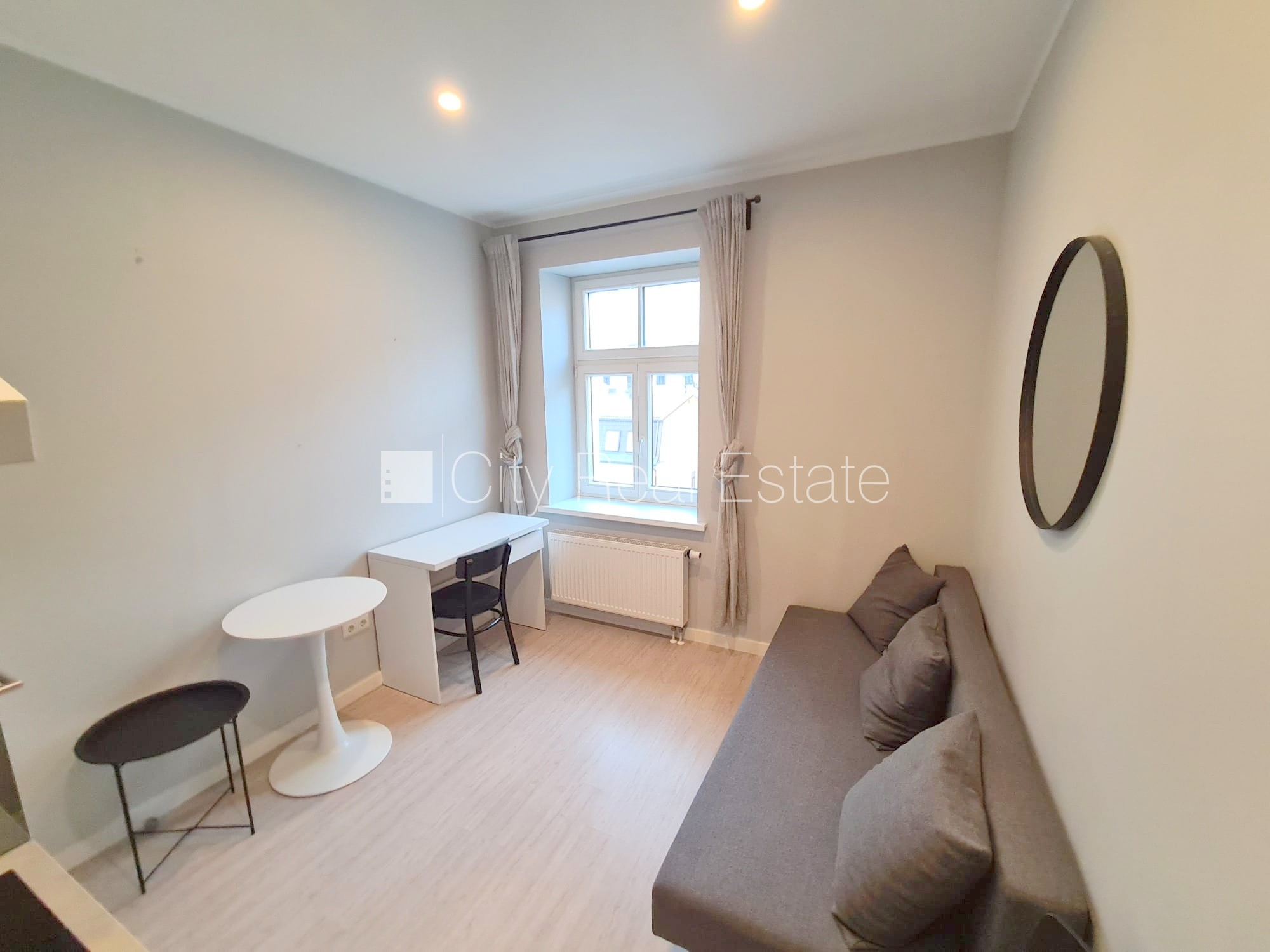 Sludinājumi. Fasādes māja, renovēta māja, slēgts pagalms, ieeja no ielas, kāpņu telpa pēc kapitālā remonta, logi Cena: 300 EUR/mēn Foto #2