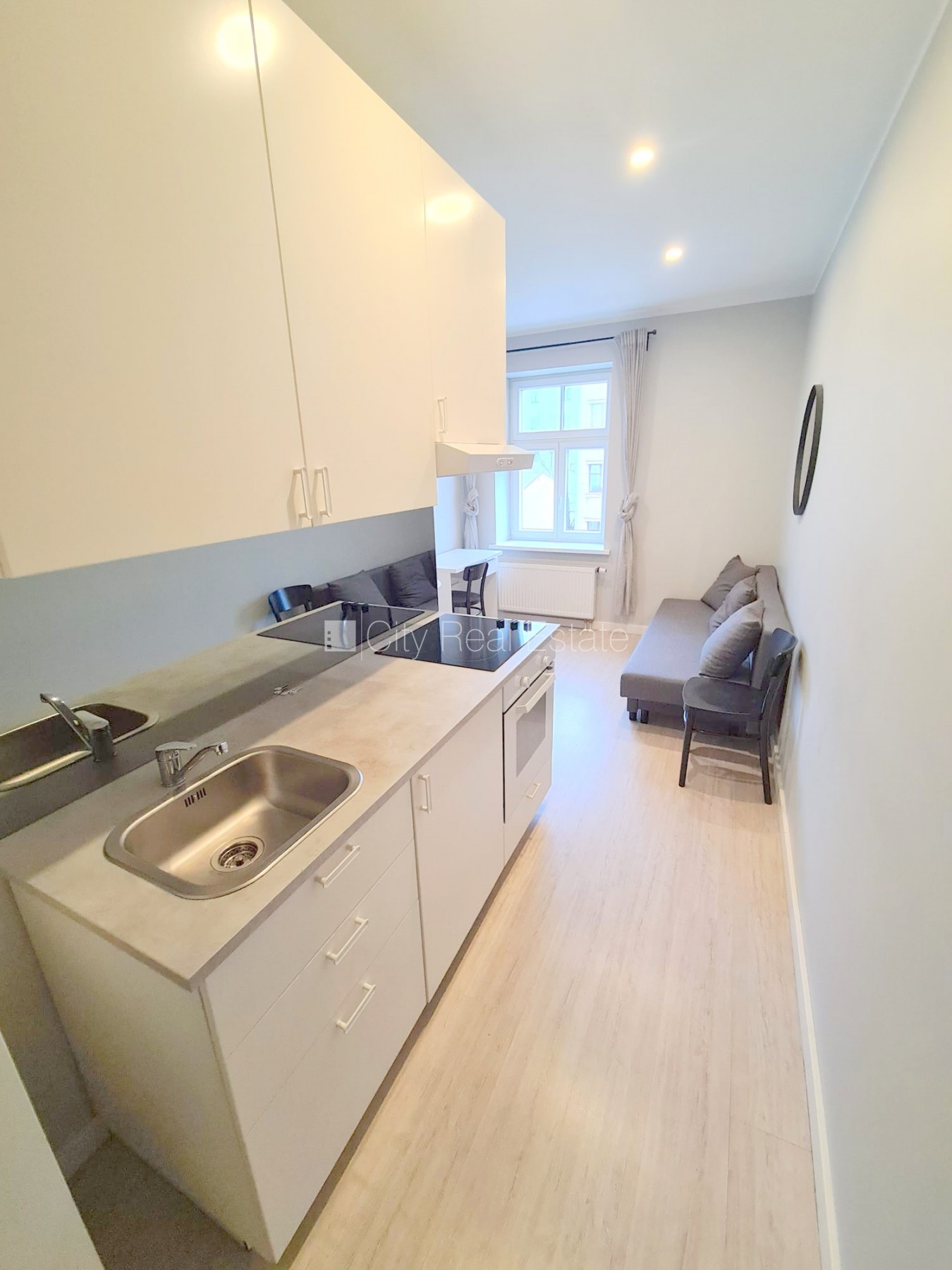 Sludinājumi. Fasādes māja, renovēta māja, slēgts pagalms, ieeja no ielas, kāpņu telpa pēc kapitālā remonta, logi Cena: 300 EUR/mēn Foto #9