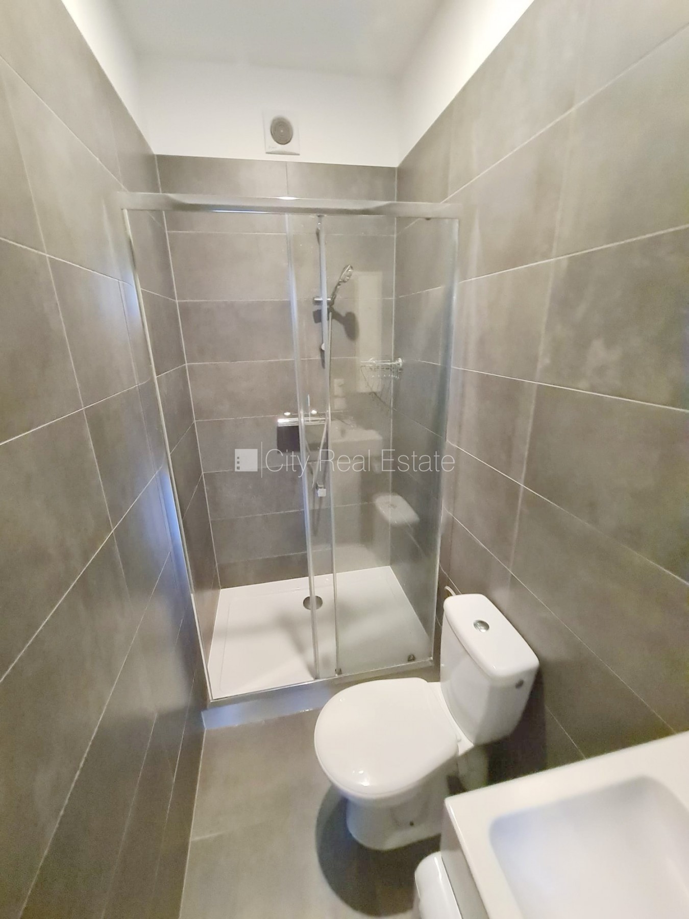 Sludinājumi. Fasādes māja, renovēta māja, slēgts pagalms, ieeja no ielas, kāpņu telpa pēc kapitālā remonta, logi Cena: 300 EUR/mēn Foto #13