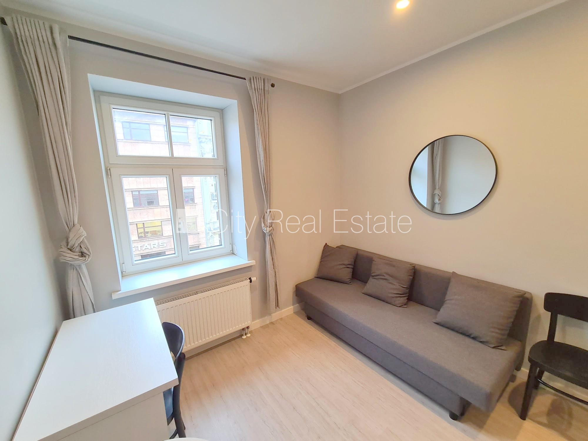 Sludinājumi. Fasādes māja, renovēta māja, slēgts pagalms, ieeja no ielas, kāpņu telpa pēc kapitālā remonta, logi Cena: 300 EUR/mēn Foto #3