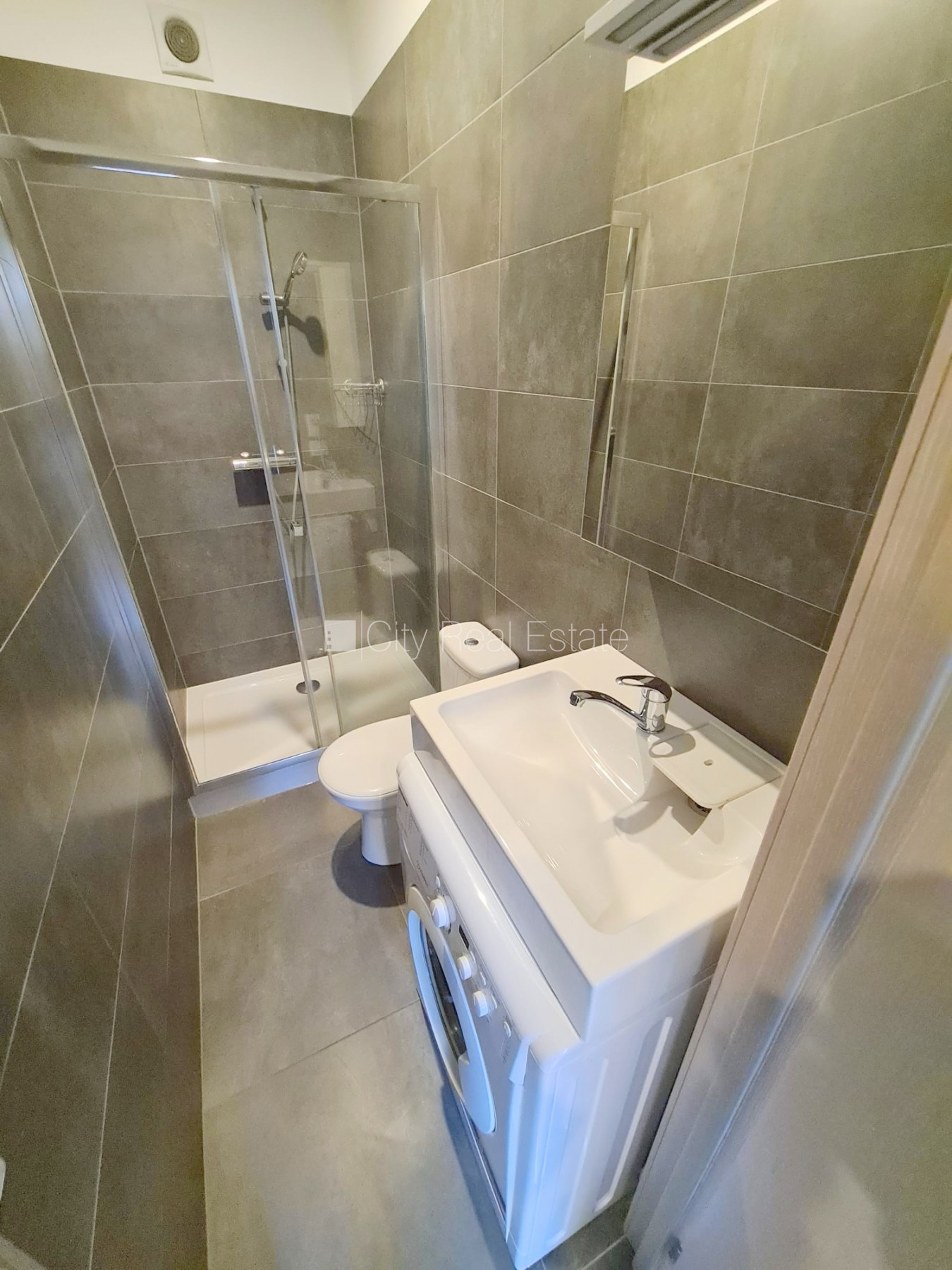 Sludinājumi. Fasādes māja, renovēta māja, slēgts pagalms, ieeja no ielas, kāpņu telpa pēc kapitālā remonta, logi Cena: 300 EUR/mēn Foto #12