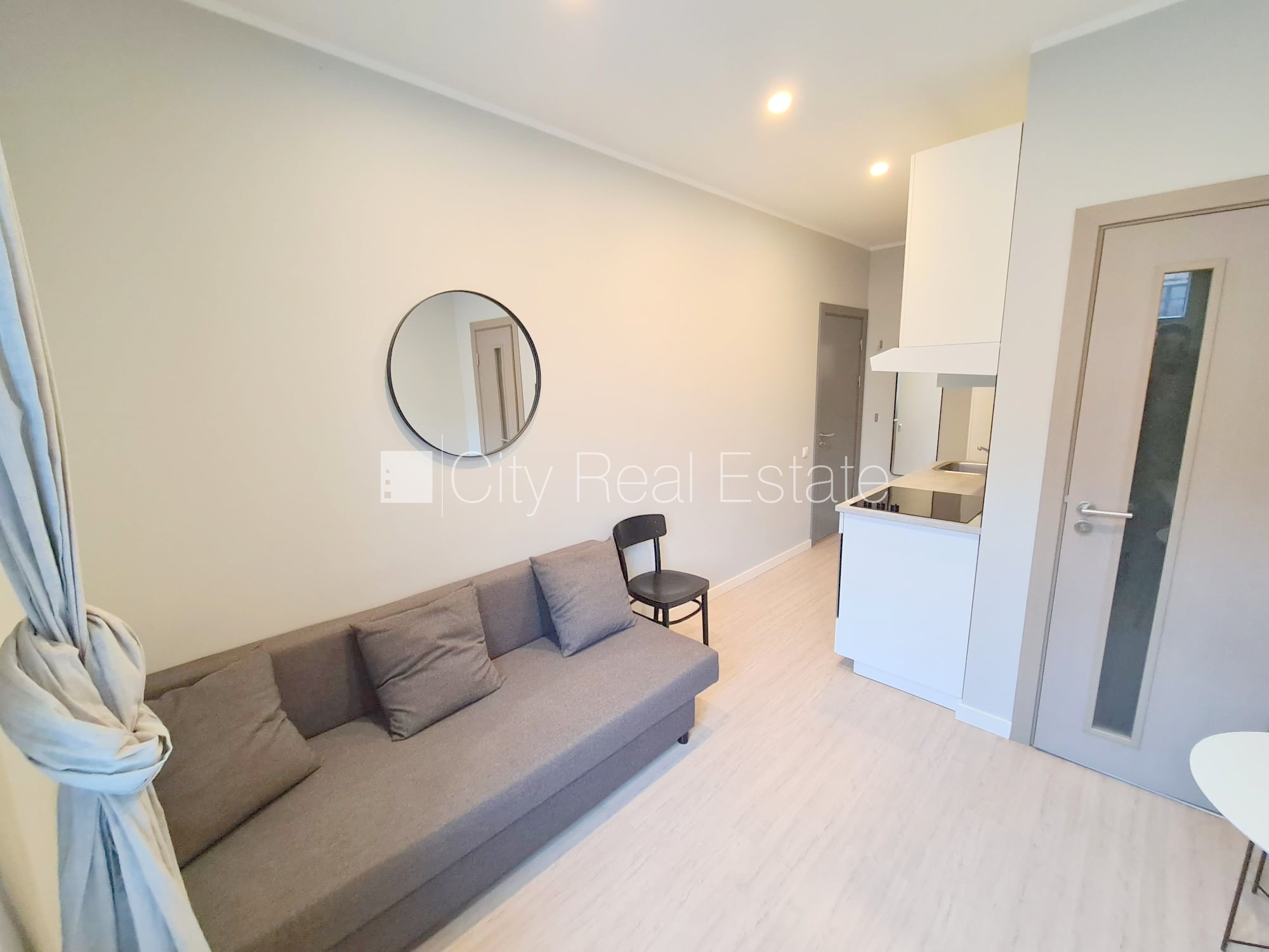 Sludinājumi. Fasādes māja, renovēta māja, slēgts pagalms, ieeja no ielas, kāpņu telpa pēc kapitālā remonta, logi Cena: 300 EUR/mēn Foto #4