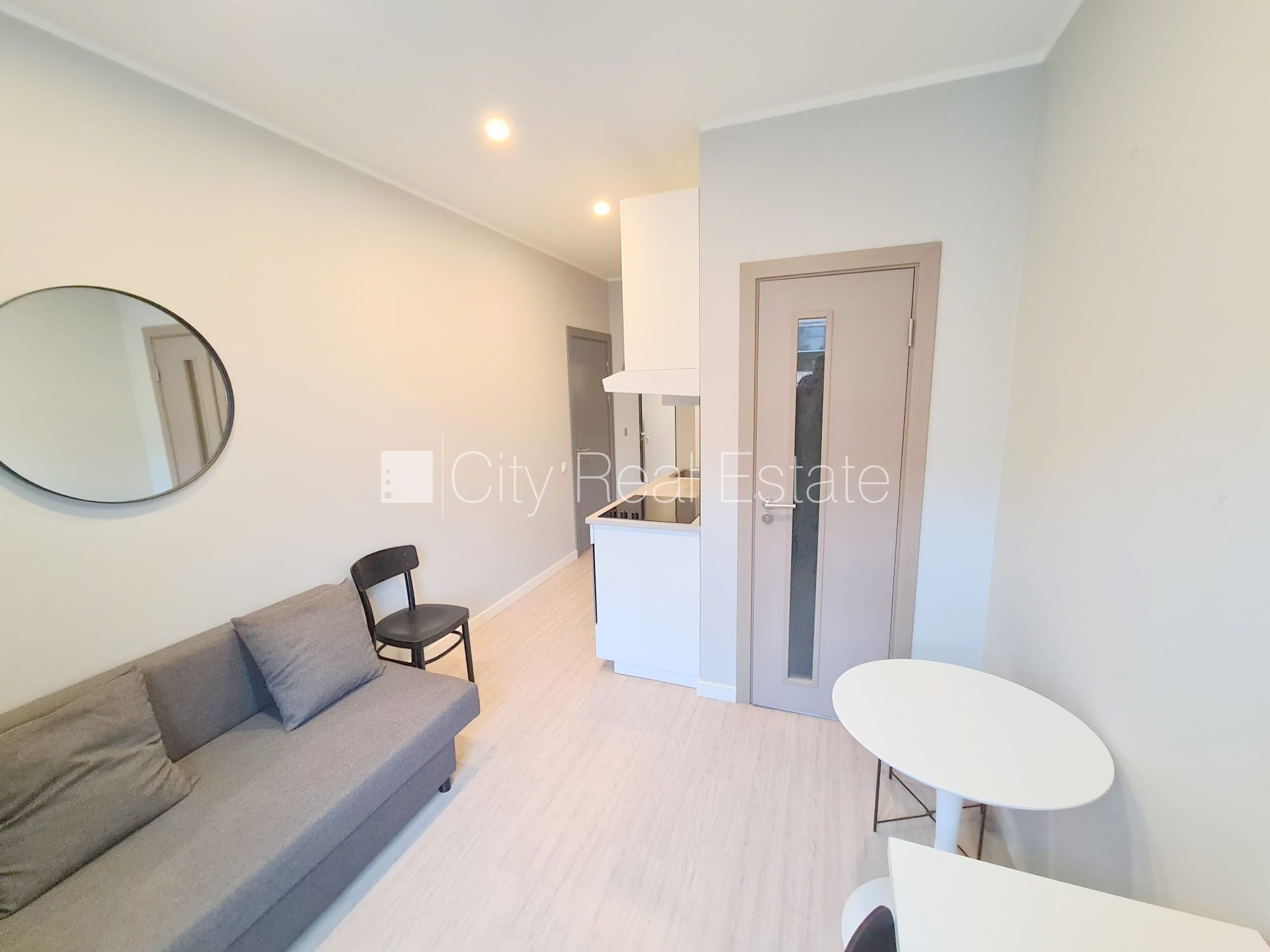 Sludinājumi. Fasādes māja, renovēta māja, slēgts pagalms, ieeja no ielas, kāpņu telpa pēc kapitālā remonta, logi Cena: 300 EUR/mēn Foto #5