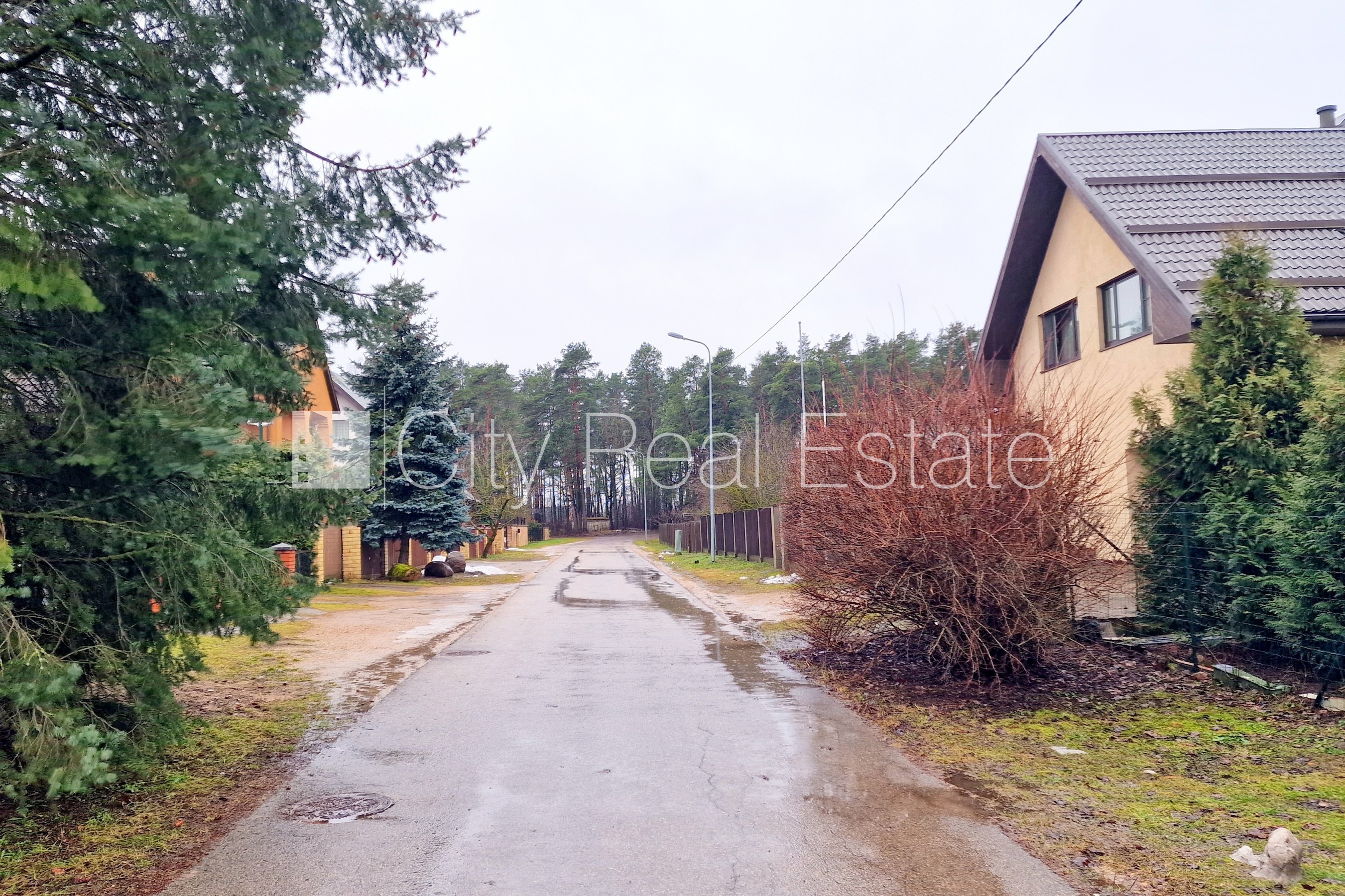 Sludinājumi. Koka māja, guļbūve, slēgts pagalms, iežogota teritorija ar metāla sētu, ieeja no ielas, istabas Cena: 79000 EUR Foto #4