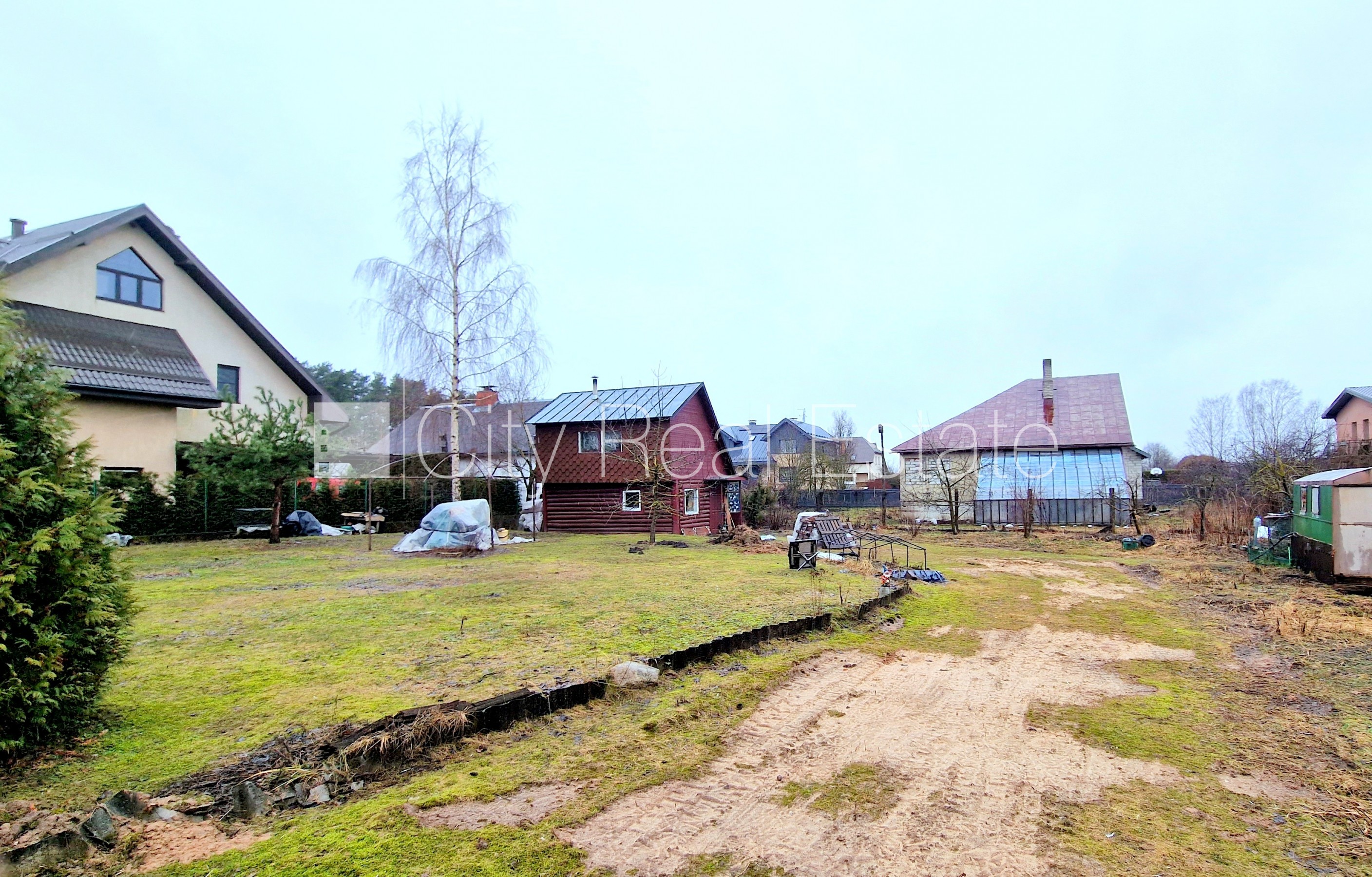 Sludinājumi. Koka māja, guļbūve, slēgts pagalms, iežogota teritorija ar metāla sētu, ieeja no ielas, istabas Cena: 79000 EUR Foto #1