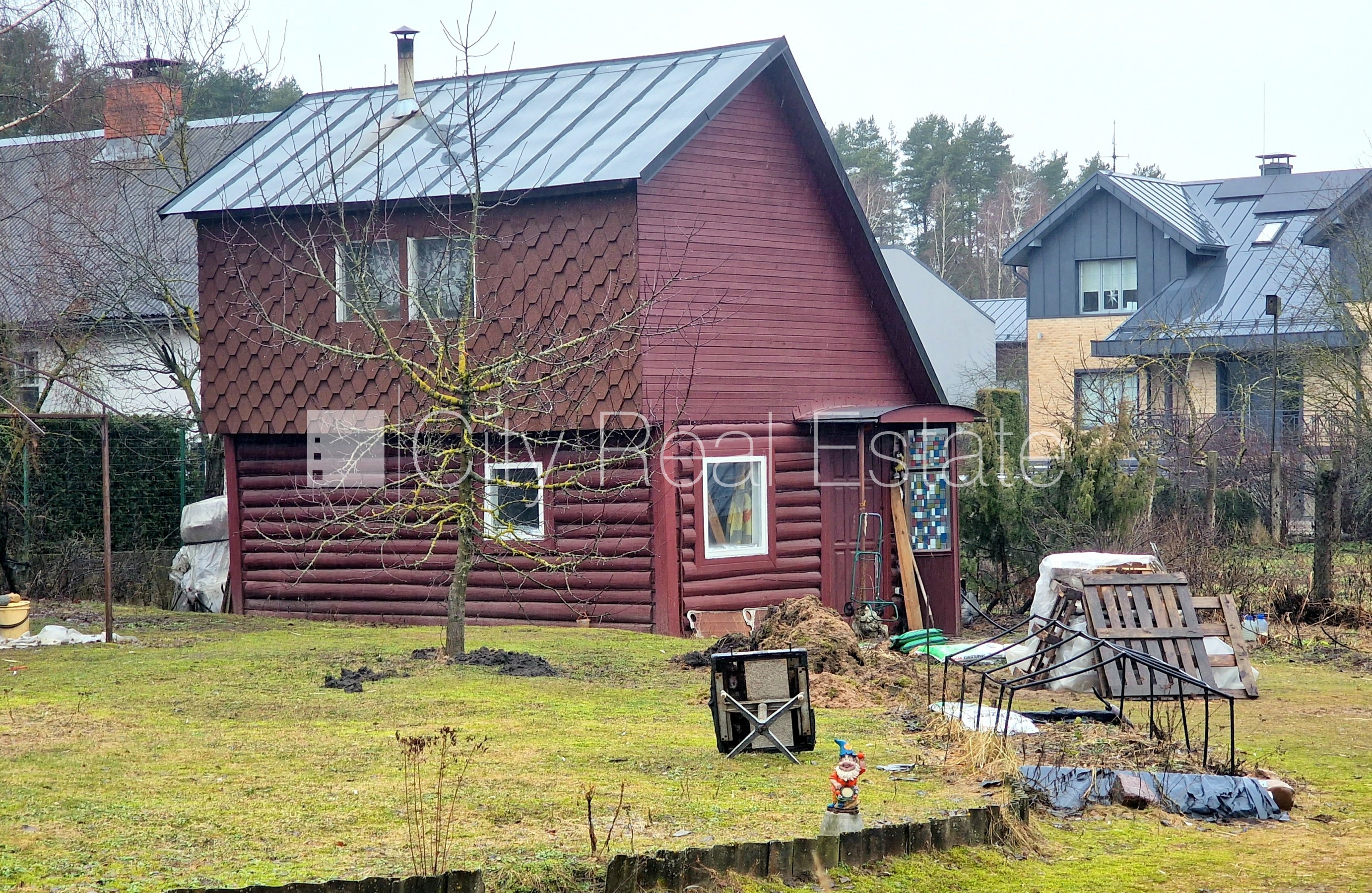 Sludinājumi. Koka māja, guļbūve, slēgts pagalms, iežogota teritorija ar metāla sētu, ieeja no ielas, istabas Cena: 79000 EUR Foto #3