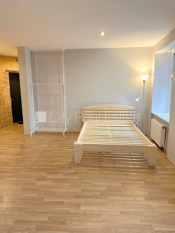 Sludinājumi. Pagalma ēka, renovēta māja, slēgts pagalms, ieeja no ielas un pagalma, kāpņu telpa pēc kapitālā Cena: 320 EUR/mēn Foto #5