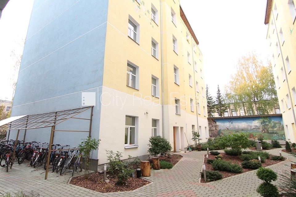 Sludinājumi. Pagalma ēka, renovēta māja, slēgts pagalms, ieeja no ielas un pagalma, kāpņu telpa pēc kapitālā Cena: 320 EUR/mēn Foto #10