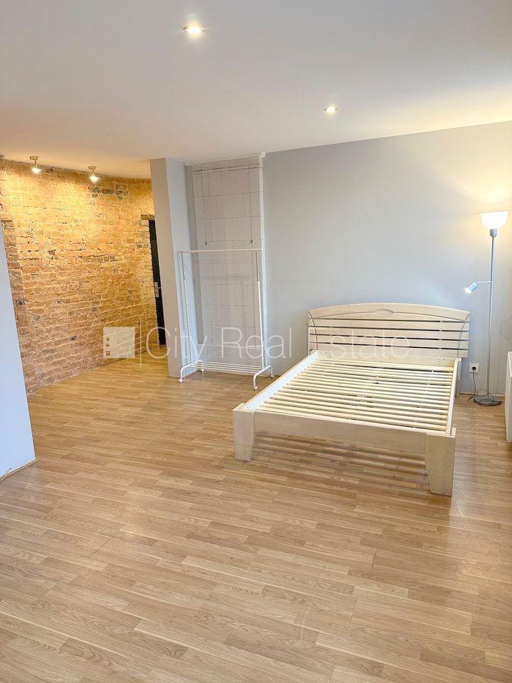 Sludinājumi. Pagalma ēka, renovēta māja, slēgts pagalms, ieeja no ielas un pagalma, kāpņu telpa pēc kapitālā Cena: 320 EUR/mēn Foto #4