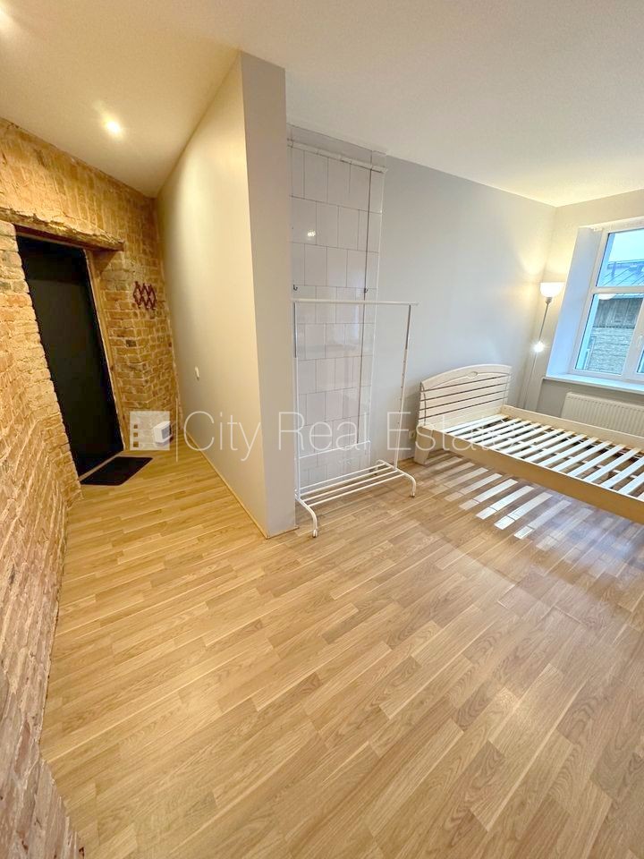 Sludinājumi. Pagalma ēka, renovēta māja, slēgts pagalms, ieeja no ielas un pagalma, kāpņu telpa pēc kapitālā Cena: 320 EUR/mēn Foto #8