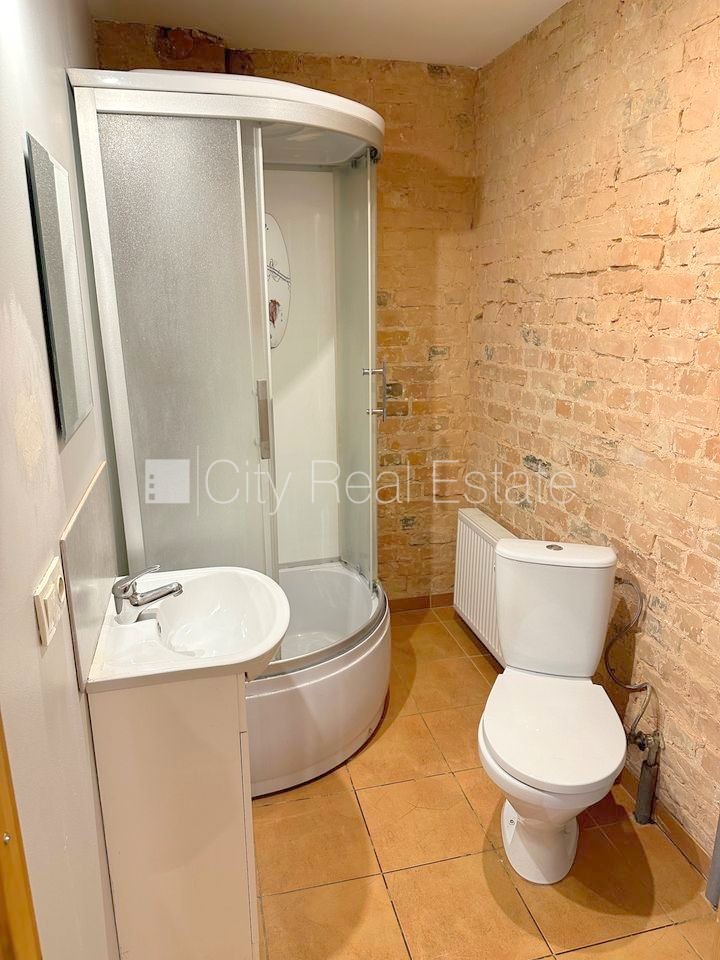 Sludinājumi. Pagalma ēka, renovēta māja, slēgts pagalms, ieeja no ielas un pagalma, kāpņu telpa pēc kapitālā Cena: 320 EUR/mēn Foto #6