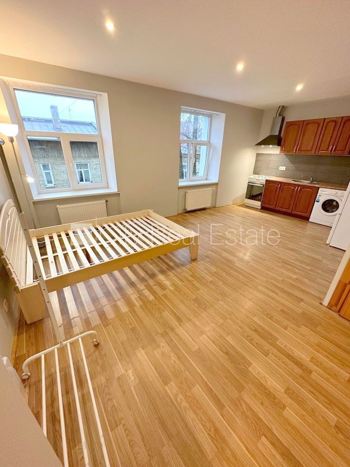 Sludinājumi. Pagalma ēka, renovēta māja, slēgts pagalms, ieeja no ielas un pagalma, kāpņu telpa pēc kapitālā Cena: 320 EUR/mēn Foto #1