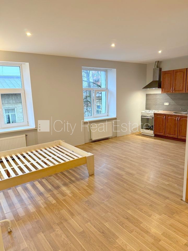 Sludinājumi. Pagalma ēka, renovēta māja, slēgts pagalms, ieeja no ielas un pagalma, kāpņu telpa pēc kapitālā Cena: 320 EUR/mēn Foto #2