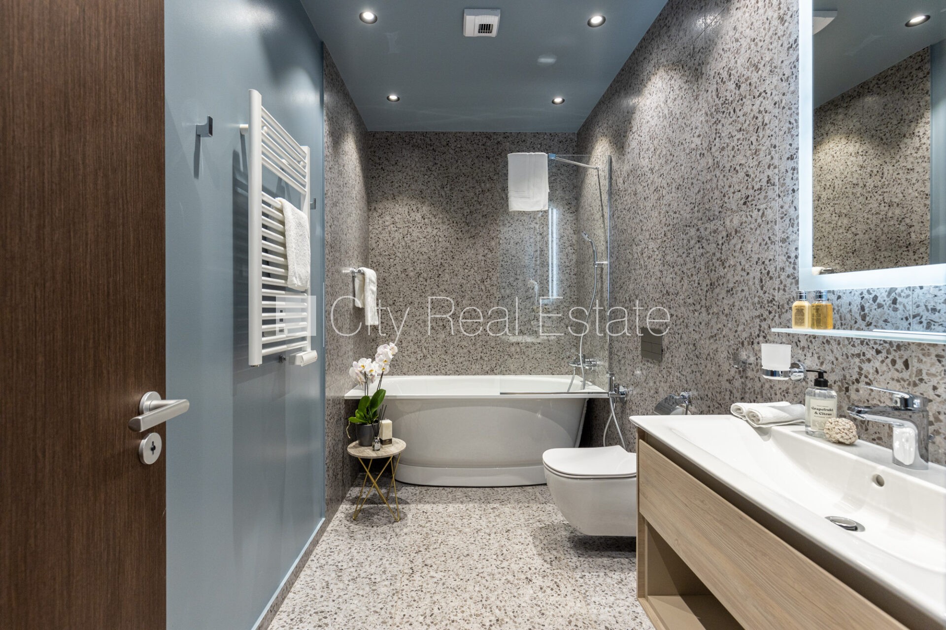 Sludinājumi. Jaunceltne, fasādes māja, labiekārtots apzaļumots pagalms, pazemes autostāvvieta, ieeja no ielas, Cena: 5000 EUR/mēn Foto #12