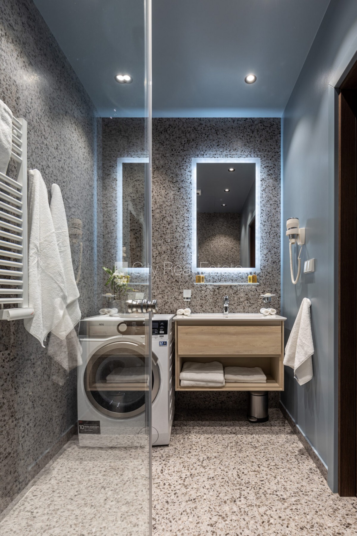 Sludinājumi. Jaunceltne, fasādes māja, labiekārtots apzaļumots pagalms, pazemes autostāvvieta, ieeja no ielas, Cena: 5000 EUR/mēn Foto #13