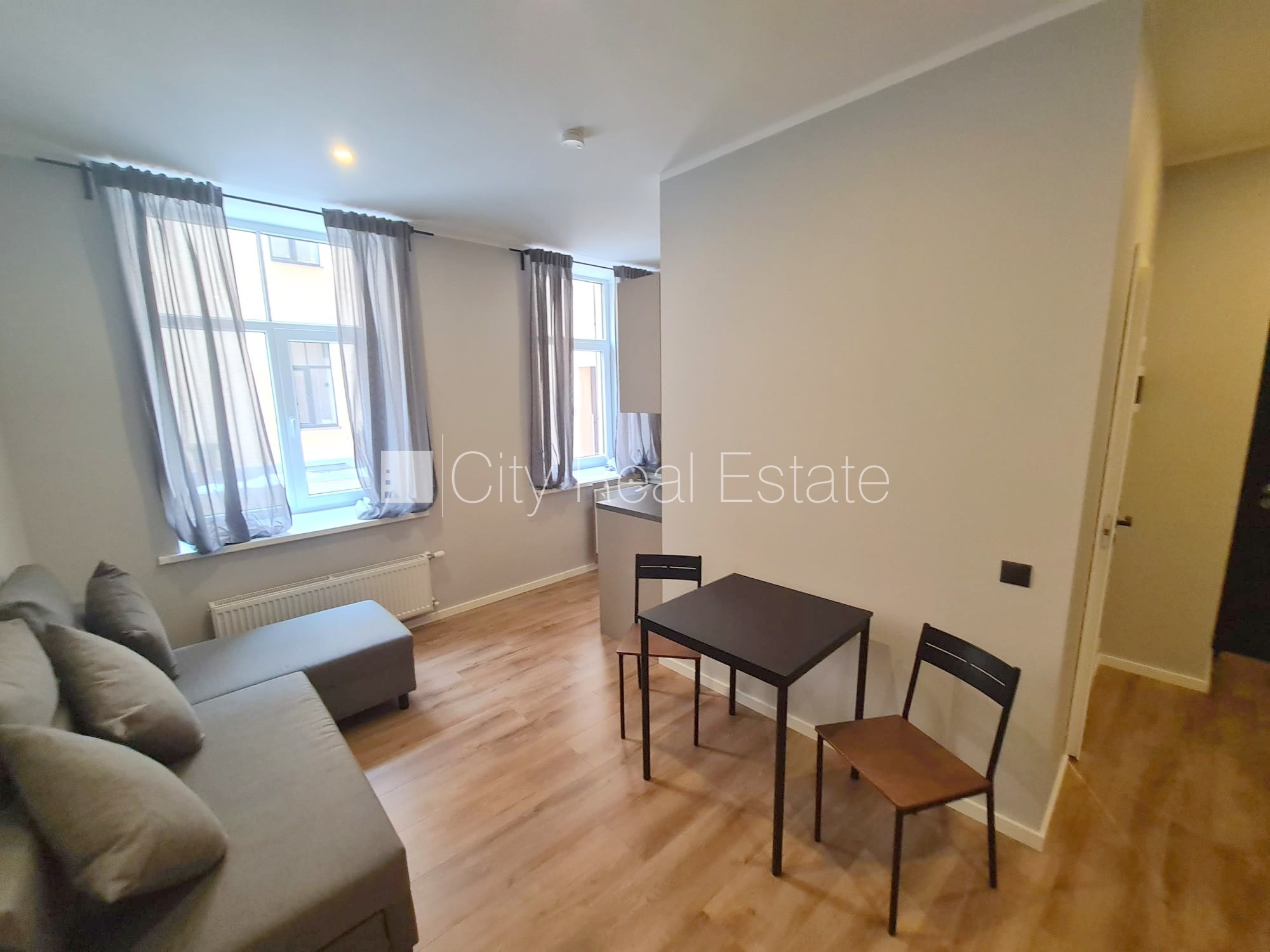 Sludinājumi. Pagalma ēka, renovēta māja, slēgts pagalms, ieeja no ielas un pagalma, kāpņu telpa pēc kapitālā Cena: 320 EUR/mēn Foto #4