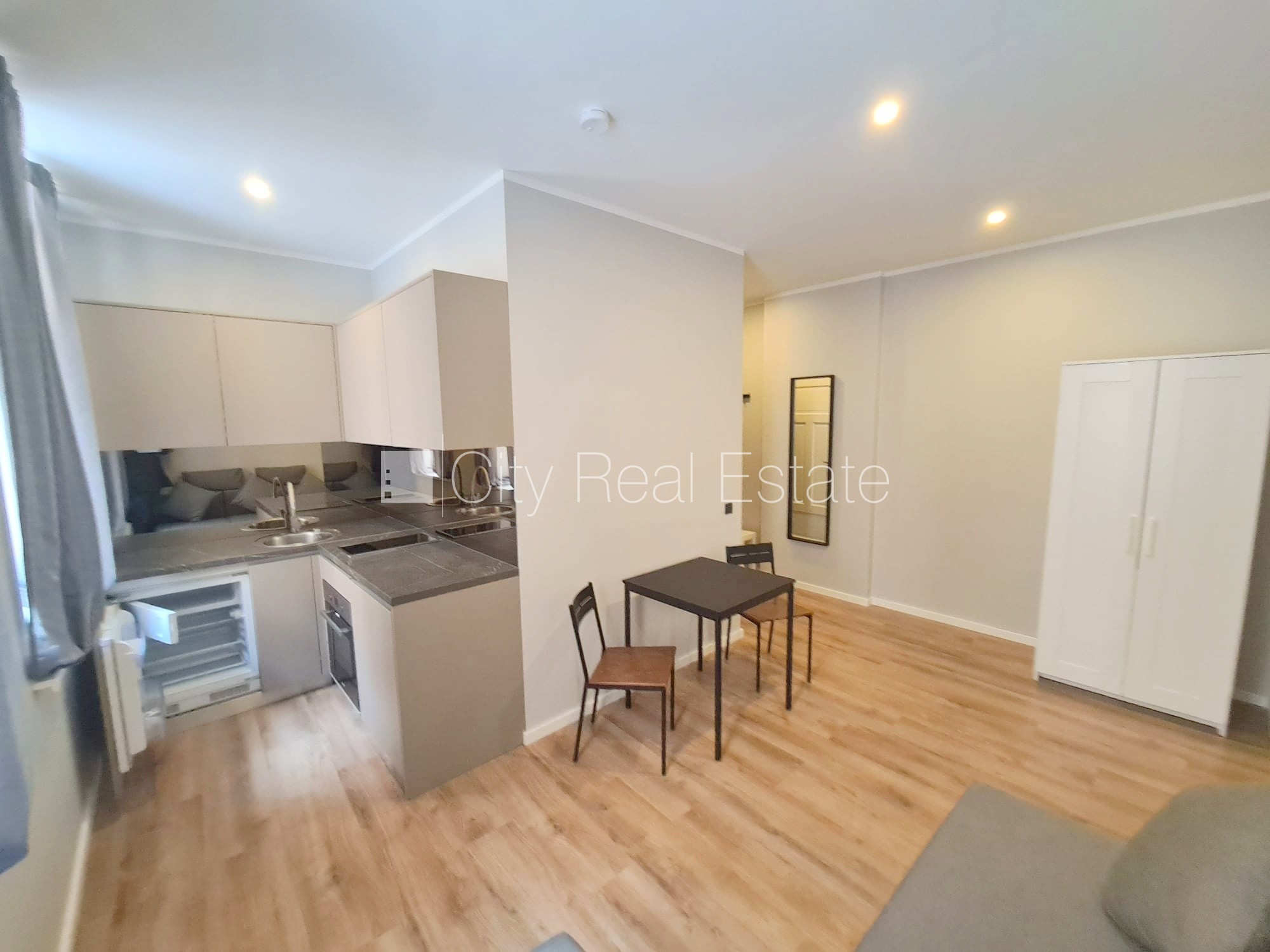 Sludinājumi. Pagalma ēka, renovēta māja, slēgts pagalms, ieeja no ielas un pagalma, kāpņu telpa pēc kapitālā Cena: 320 EUR/mēn Foto #1