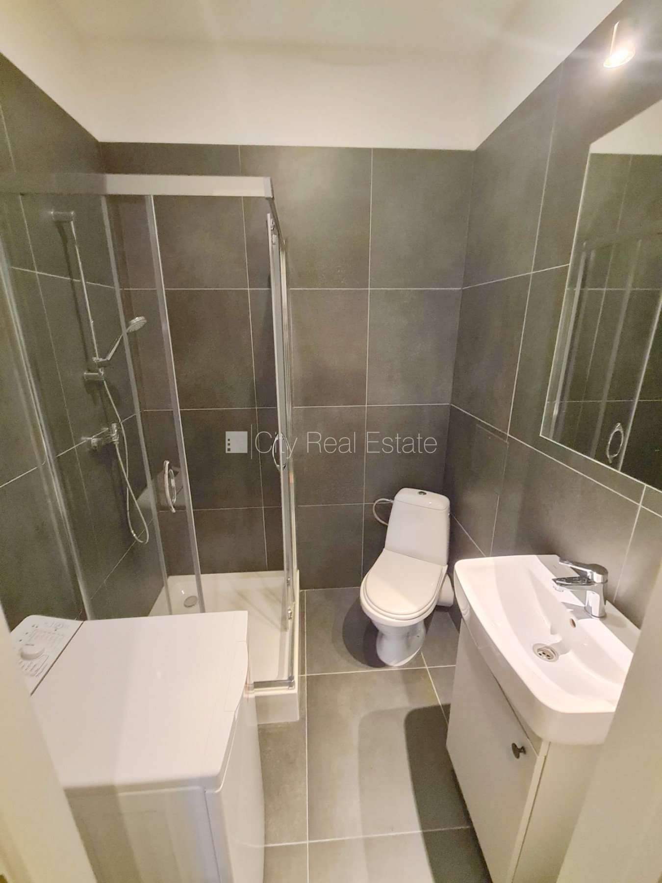 Sludinājumi. Pagalma ēka, renovēta māja, slēgts pagalms, ieeja no ielas un pagalma, kāpņu telpa pēc kapitālā Cena: 320 EUR/mēn Foto #8