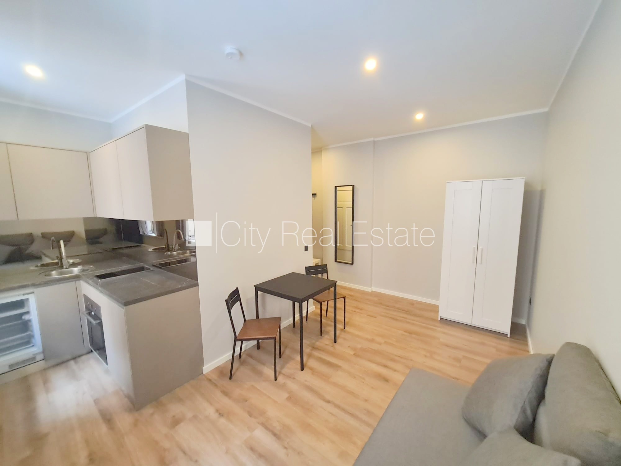 Sludinājumi. Pagalma ēka, renovēta māja, slēgts pagalms, ieeja no ielas un pagalma, kāpņu telpa pēc kapitālā Cena: 320 EUR/mēn Foto #2