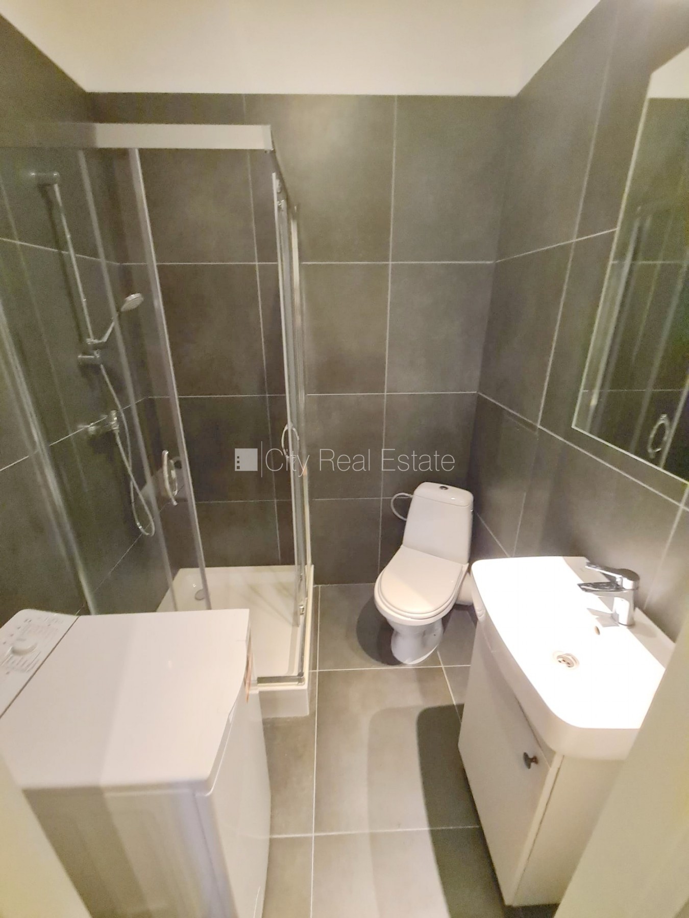 Sludinājumi. Pagalma ēka, renovēta māja, slēgts pagalms, ieeja no ielas un pagalma, kāpņu telpa pēc kapitālā Cena: 320 EUR/mēn Foto #9