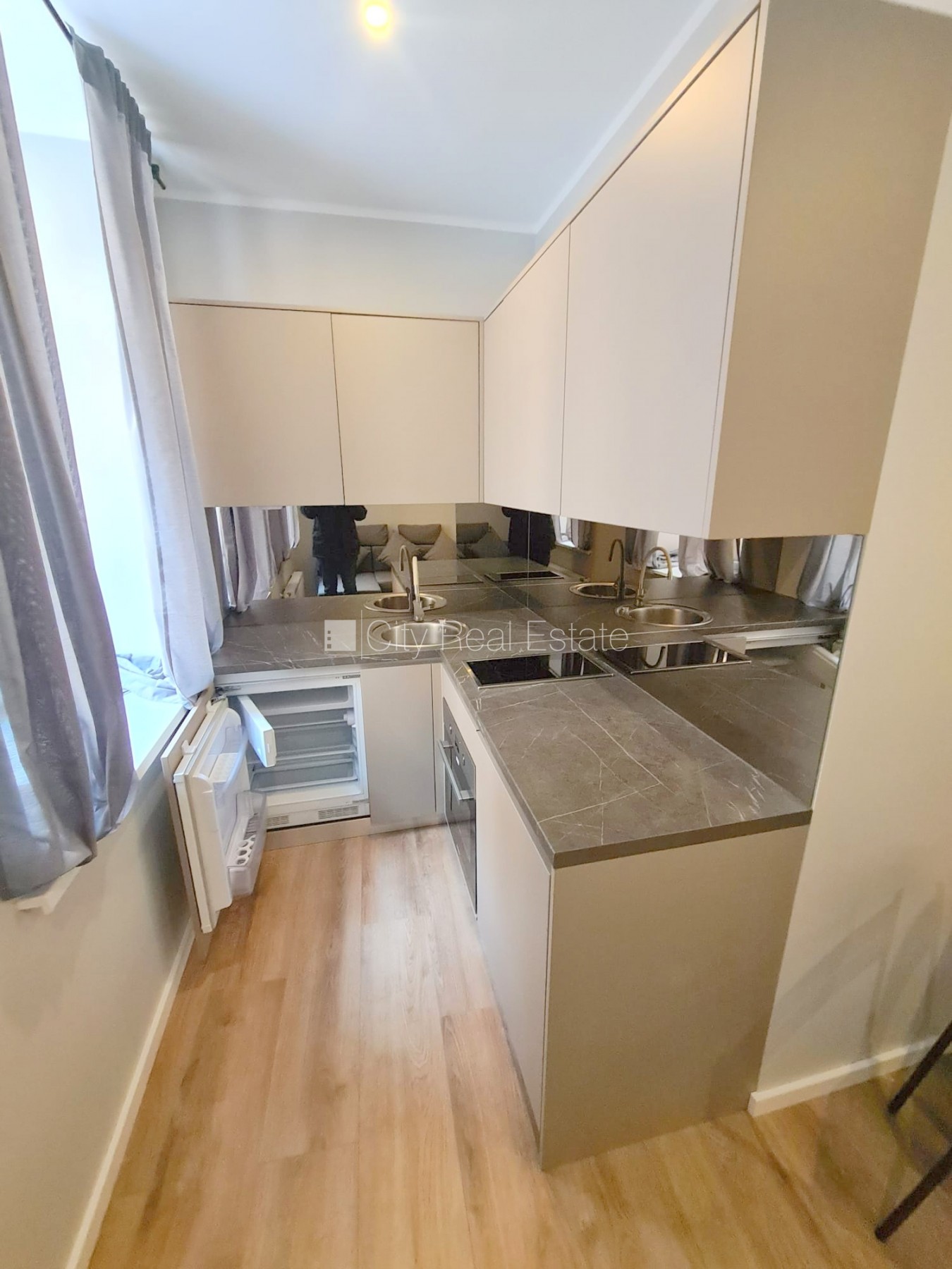 Sludinājumi. Pagalma ēka, renovēta māja, slēgts pagalms, ieeja no ielas un pagalma, kāpņu telpa pēc kapitālā Cena: 320 EUR/mēn Foto #7