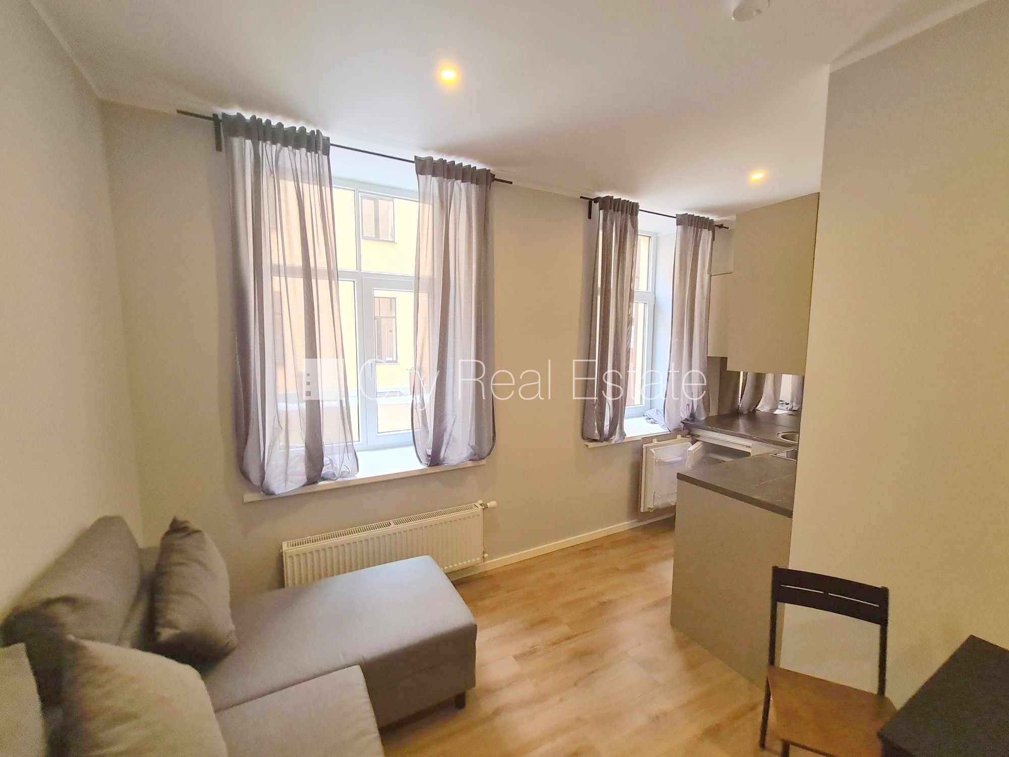 Sludinājumi. Pagalma ēka, renovēta māja, slēgts pagalms, ieeja no ielas un pagalma, kāpņu telpa pēc kapitālā Cena: 320 EUR/mēn Foto #6